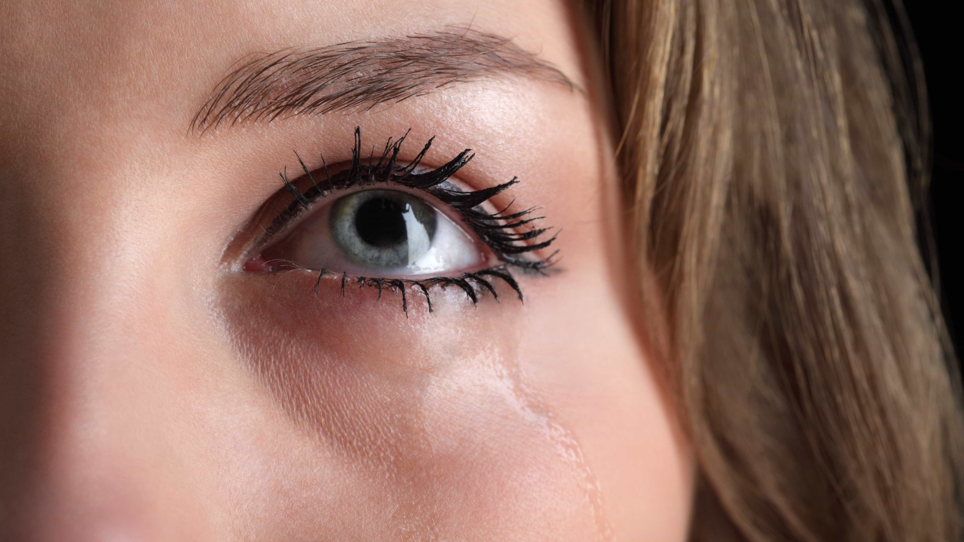 Olhos lacrimejando sem parar pode ser sinal de conjuntivite alérgica