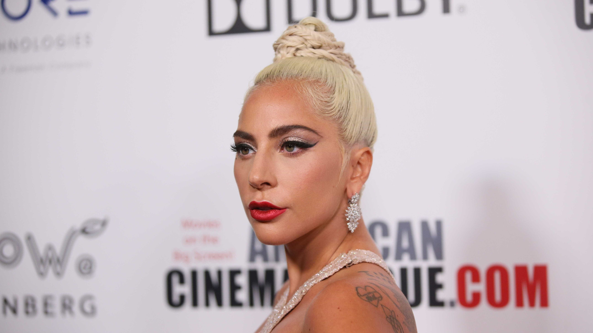 Lady Gaga se desculpa por trabalhar com músico acusado de abuso sexual