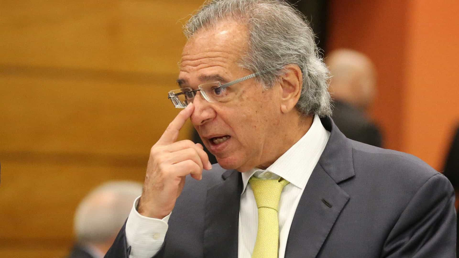 Guedes sugere a senadores uso de reservas internacionais 