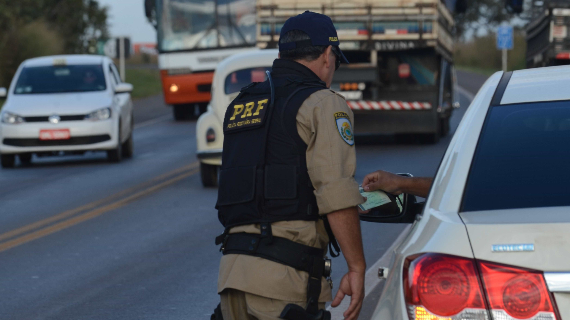 Policiais apreendem mais de 100 quilos de pasta de cocaína em rodovia
