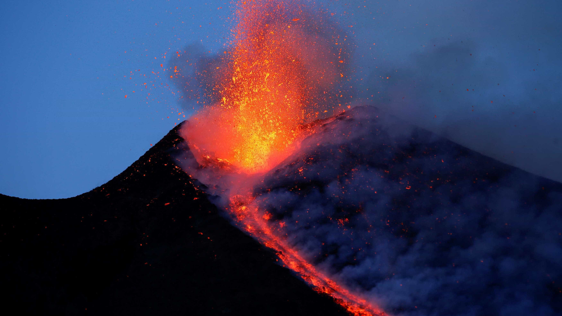Vulcão Etna, na Sicília, volta a registrar erupção