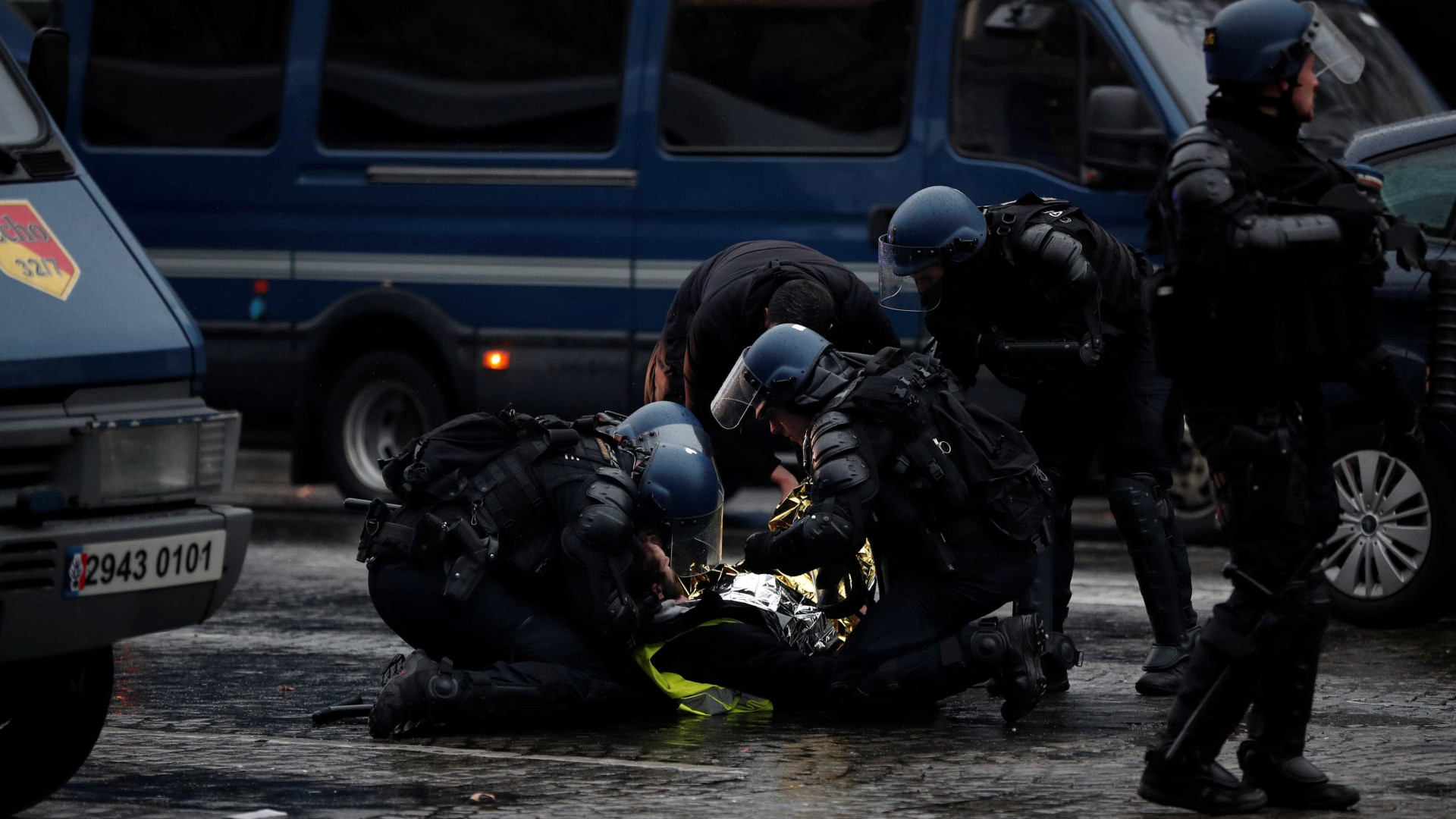 Coletes amarelos: mais de 150 são detidos e cinco ficam feridos