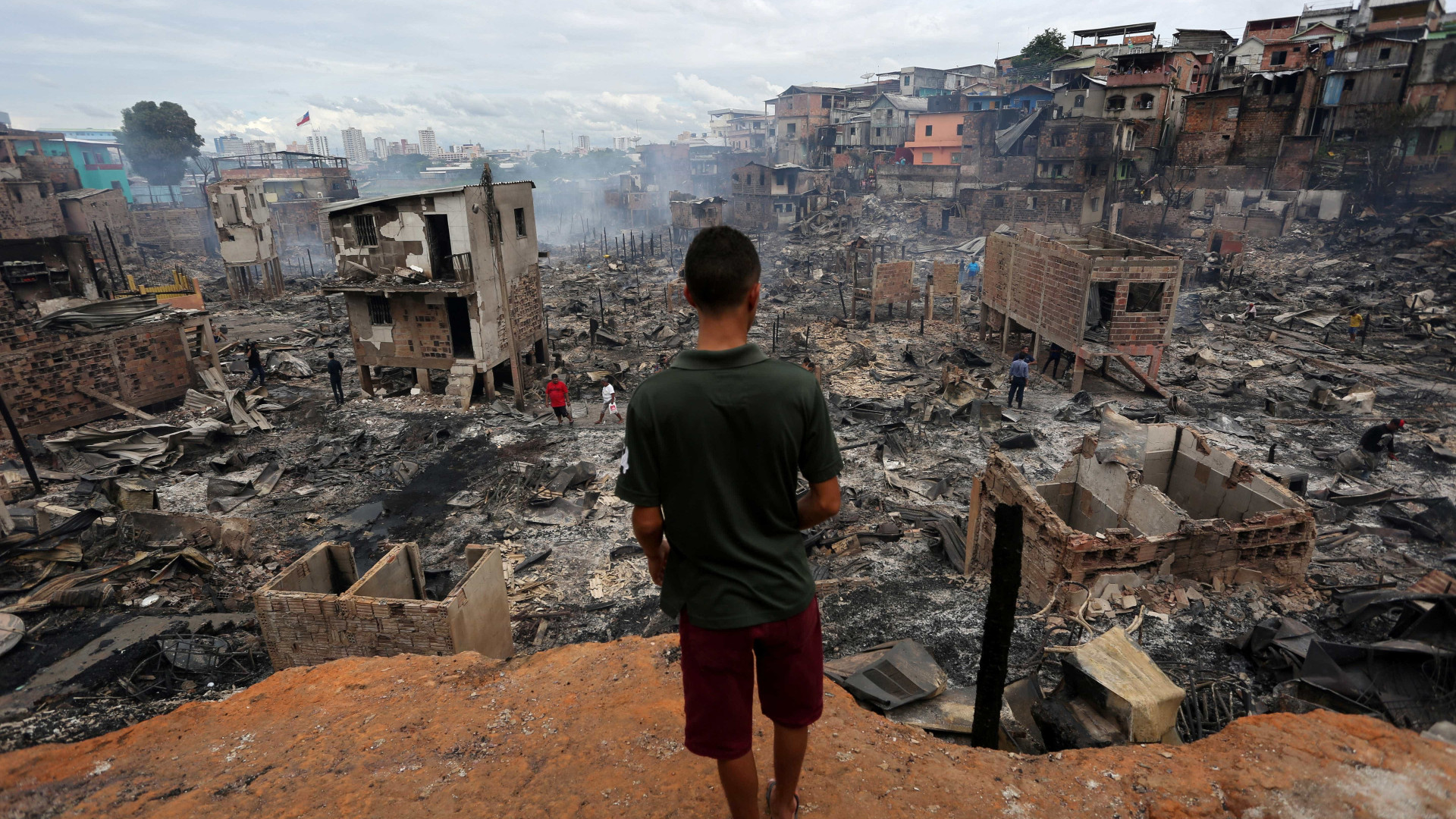 Defesa Civil: 2.500 pessoas foram atingidas por incêndio em Manaus