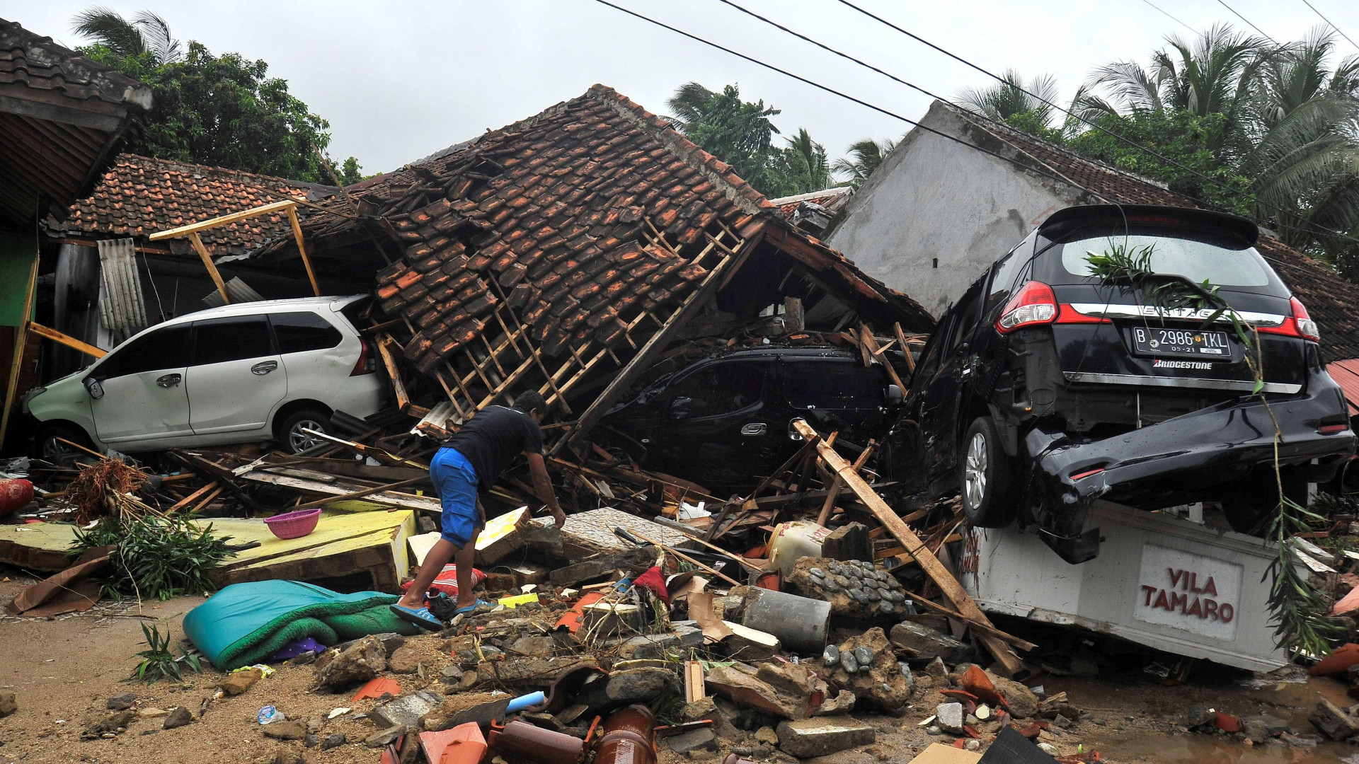 Drones e cães ajudam no resgate a vítimas de tsunami na Indonésia
