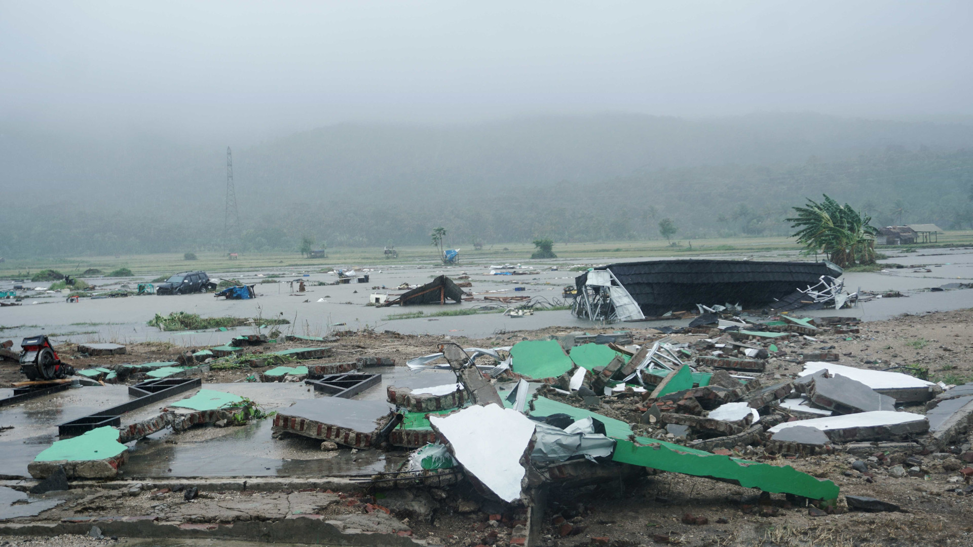 As imagens da destruição causada pelo tsunami na Indonésia