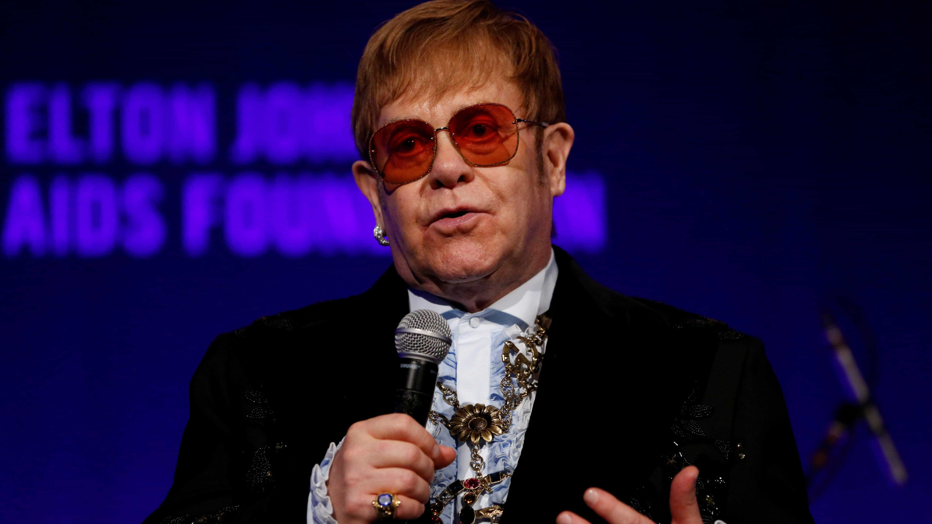Elton John escreveu biografia para que seus filhos soubessem sobre ele