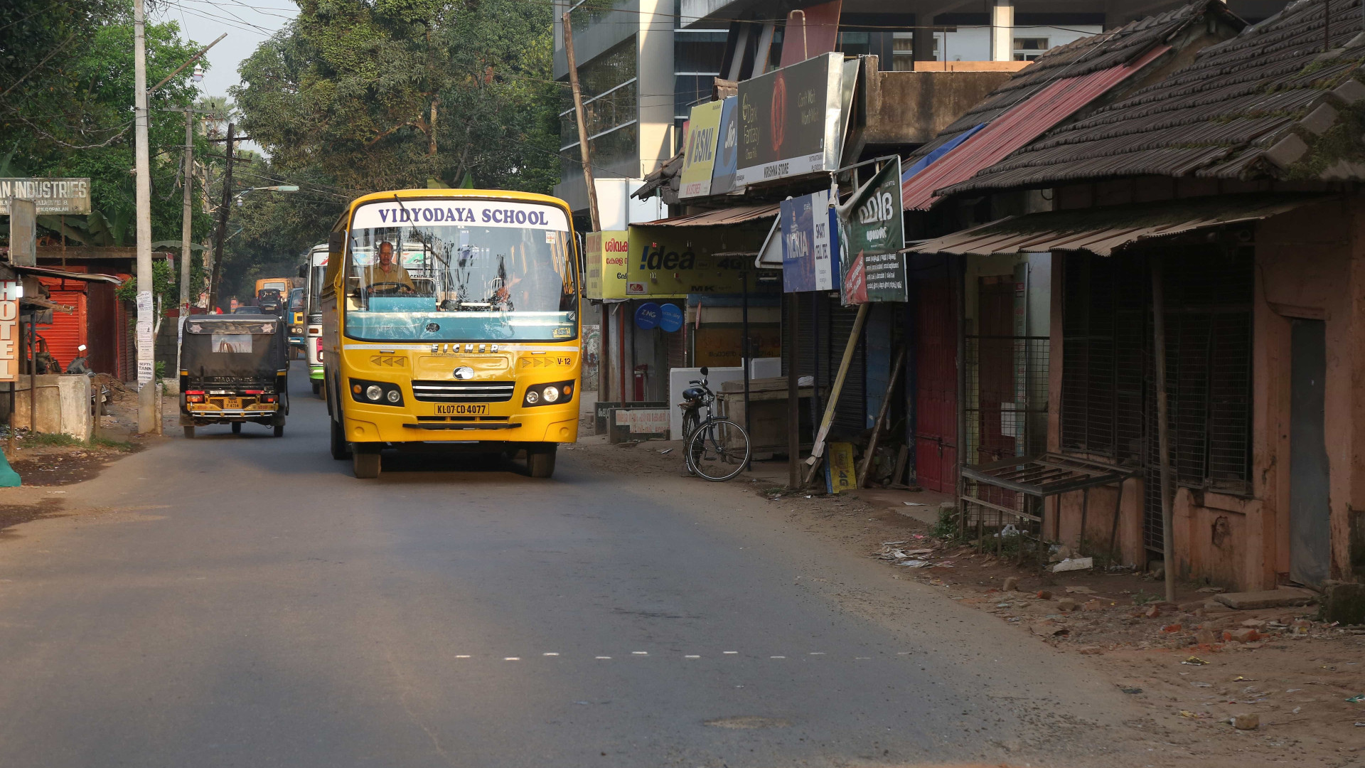 Seis crianças morrem após ônibus derrapar em estrada na Índia