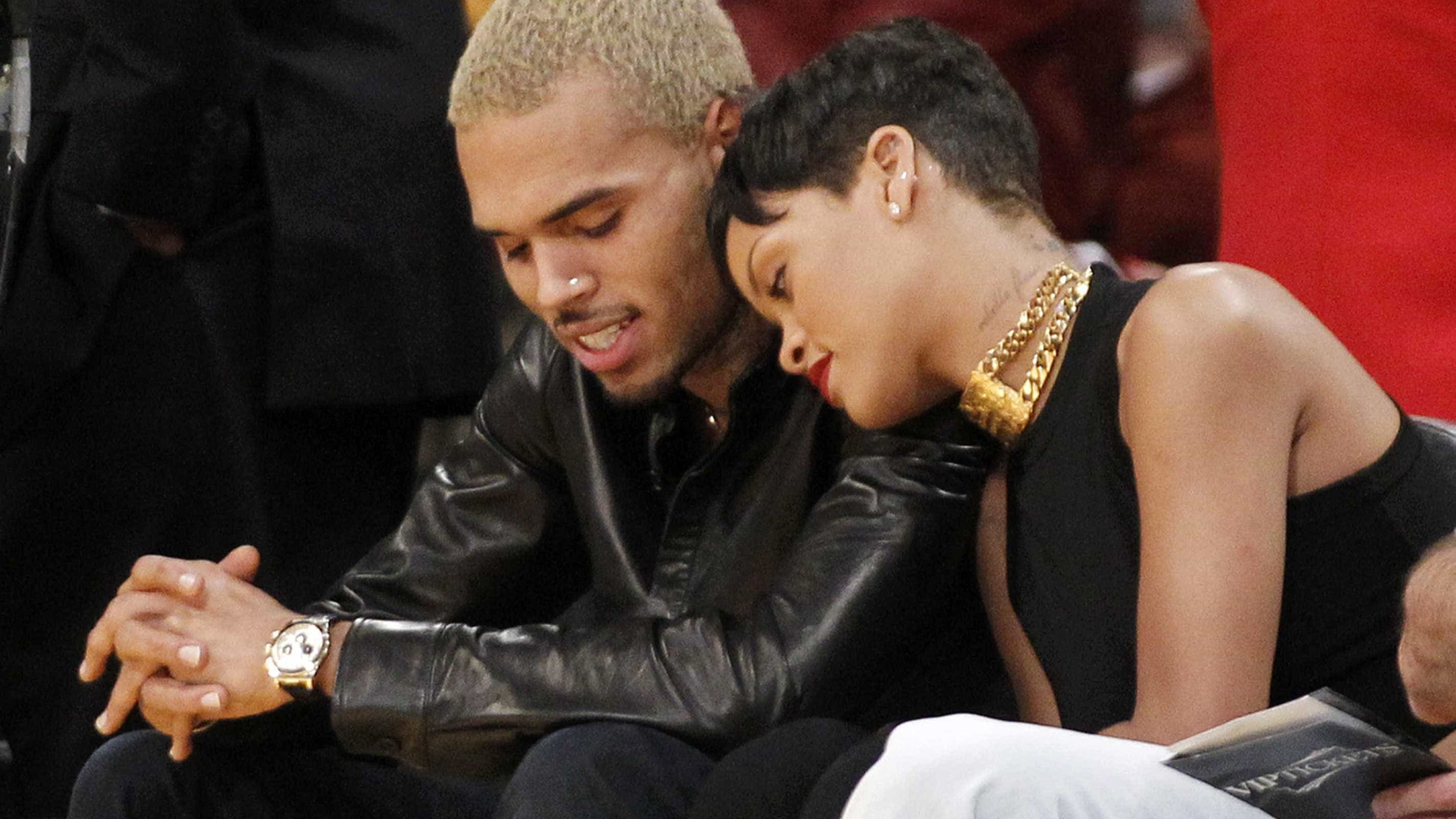 Chris Brown é solto e Rihanna espera que verdade venha à tona
