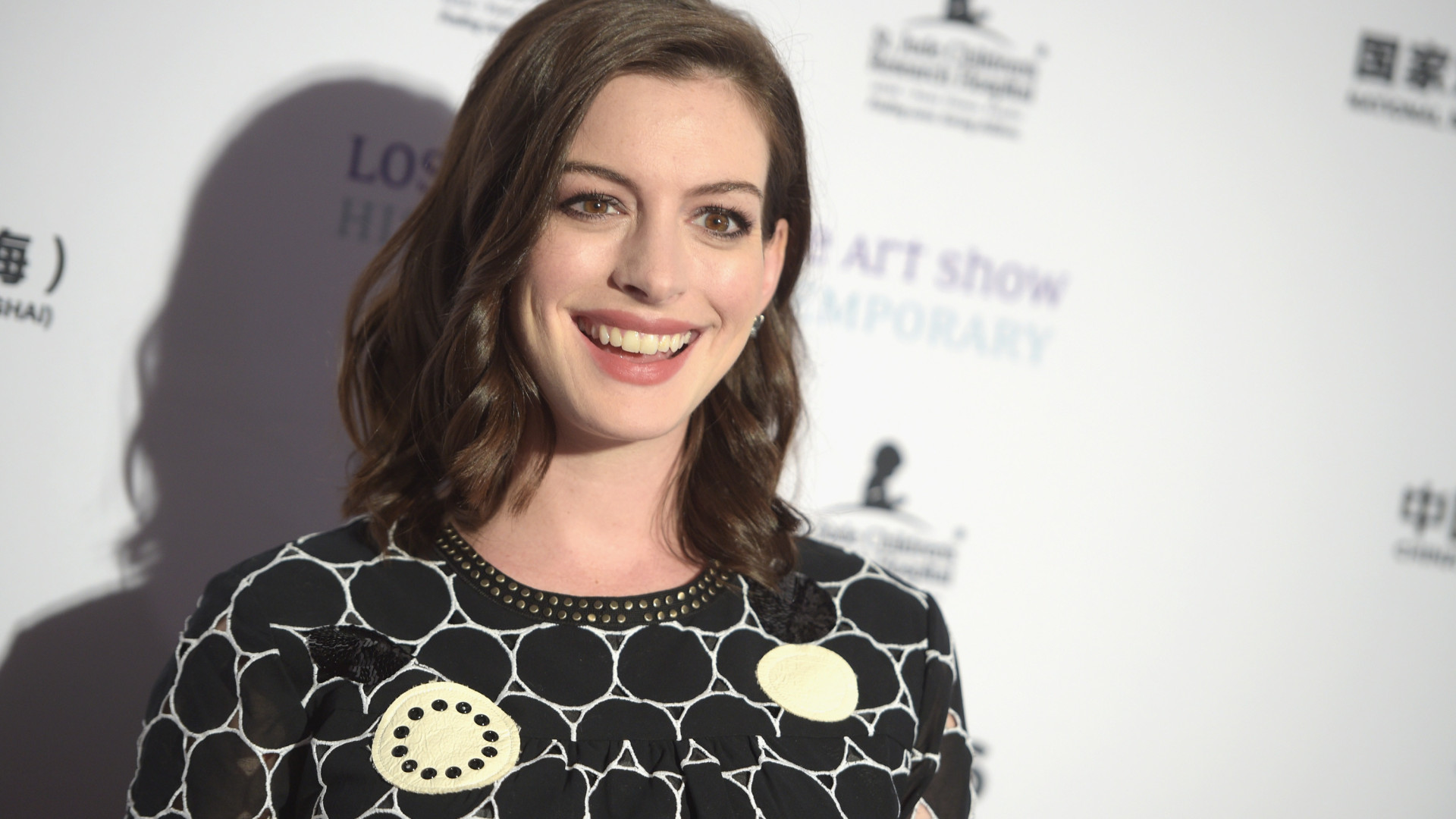 Anne Hathaway pede desculpas por sem querer associar deficiência com bruxaria