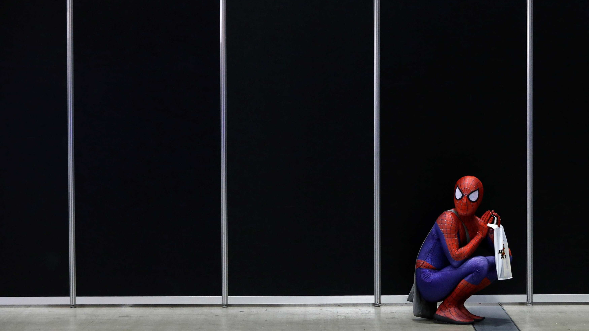 Homem se veste de homem-aranha no último dia de trabalho; veja