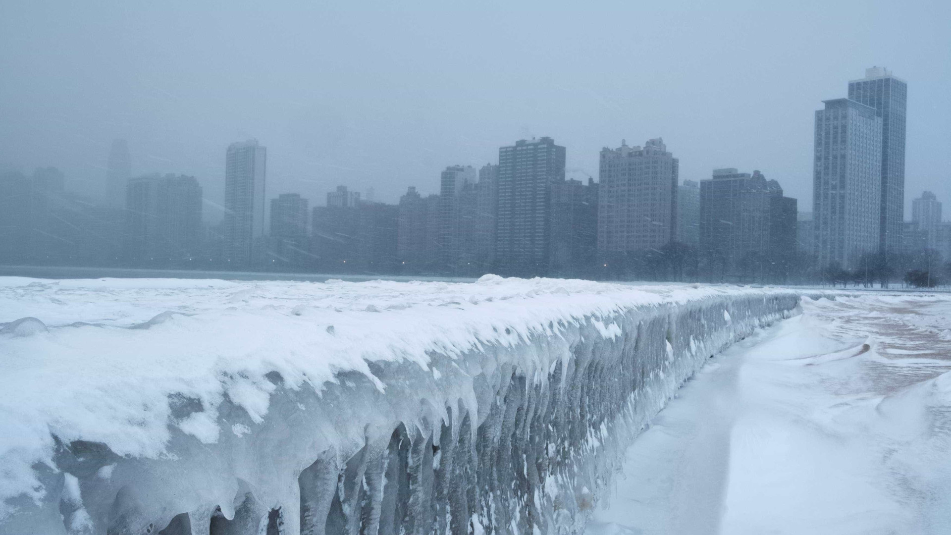 Temperaturas negativas transformam lago congelado em cenário de filme