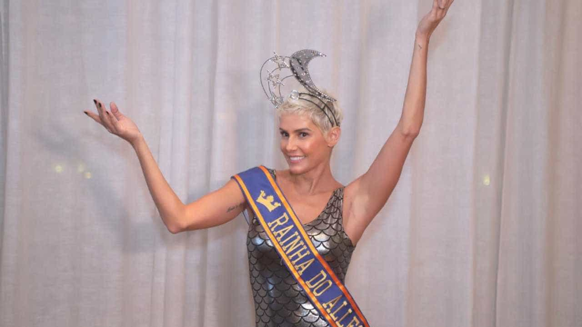 Deborah Secco é coroada rainha de camarote no Rio de Janeiro