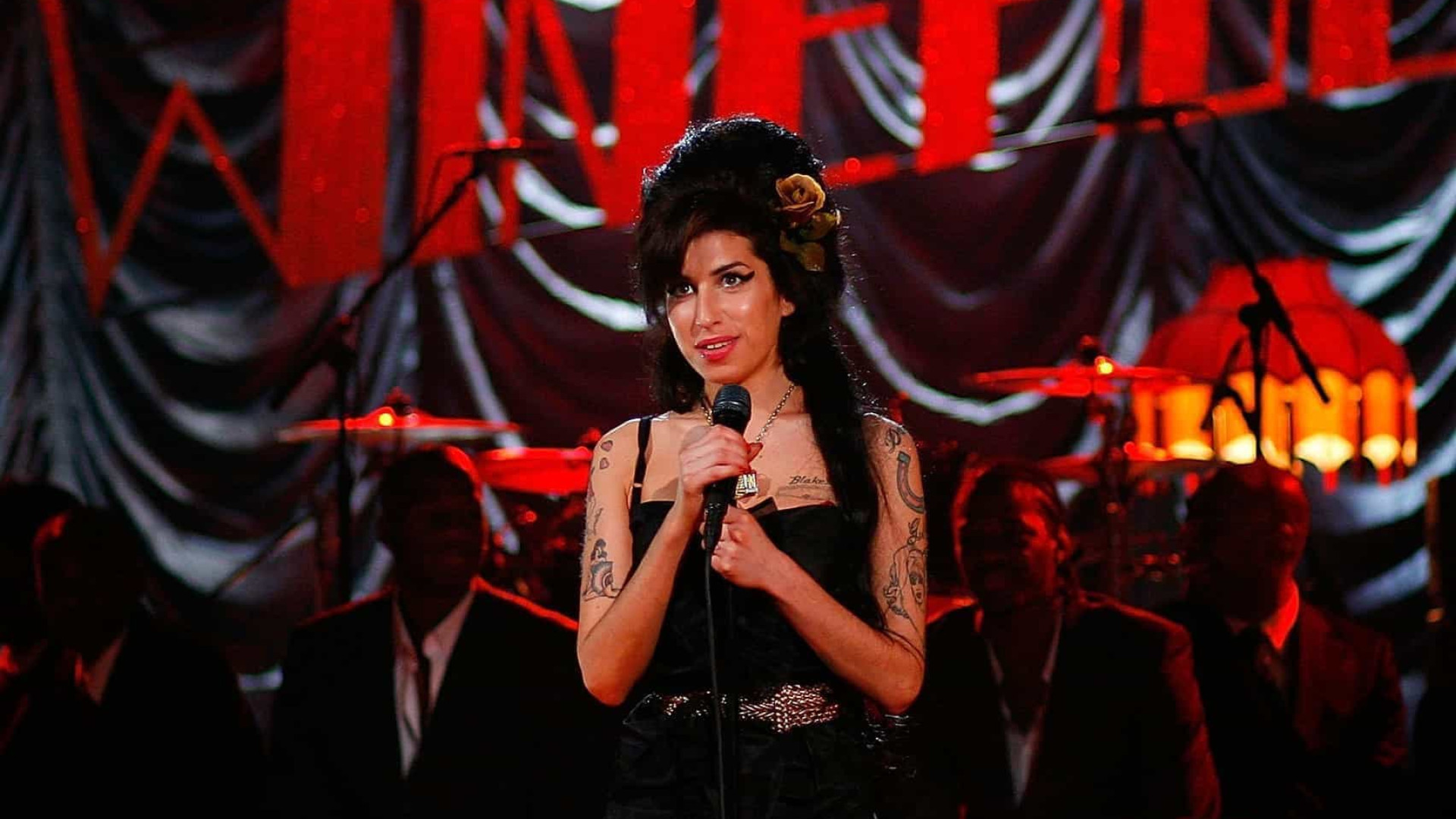 Amy Winehouse e outros artistas que fazem sucesso em parcerias póstumas