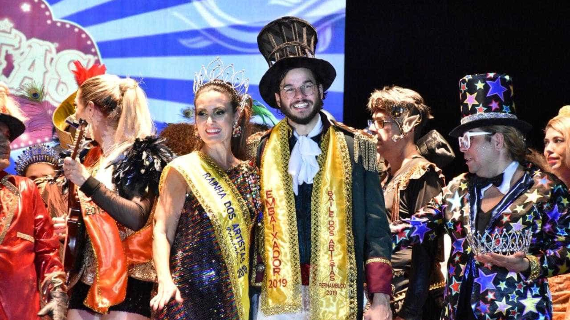 Fátima Bernardes é coroada rainha em baile de Carnaval no Recife