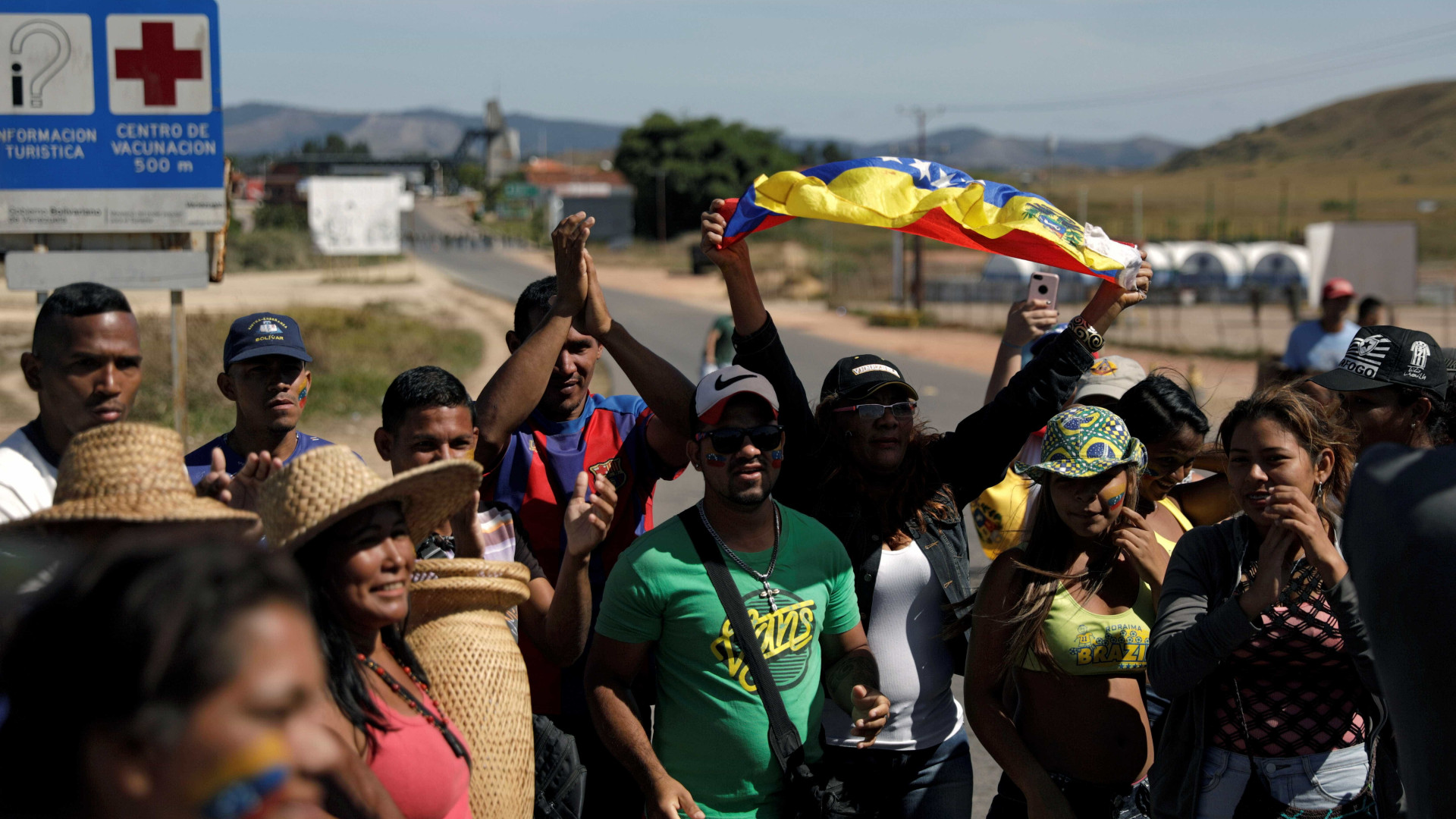 Caminhão com ajuda humanitária do Brasil chega à fronteira da Venezuela