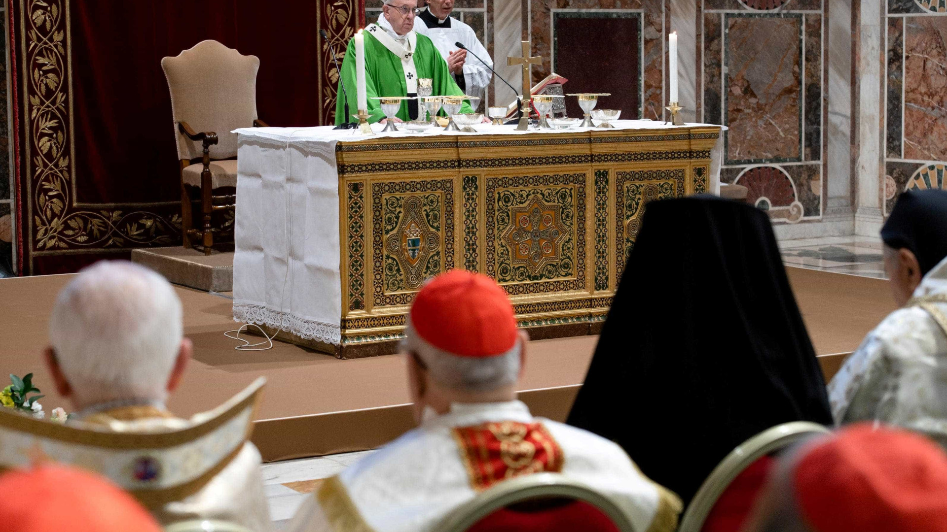 Papa promete 'batalha' contra abusos; vítimas não estão satisfeitas