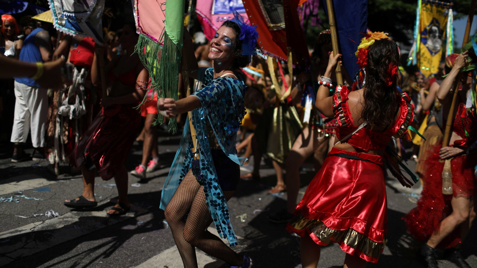 Campanha quer coibir violência sexual contra mulheres no carnaval