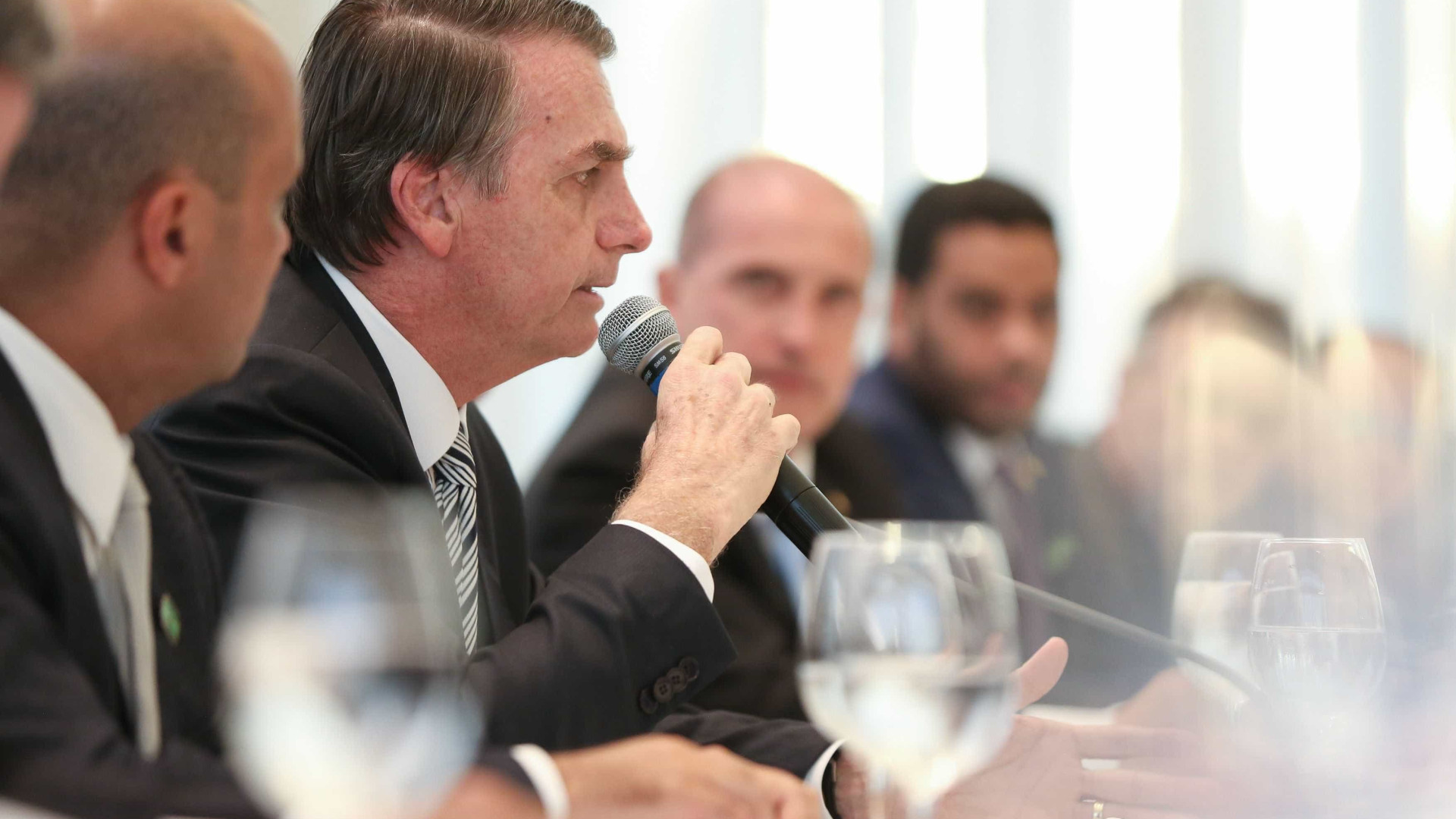 Em reunião com deputados, equipe de Bolsonaro oferece cargos e emendas