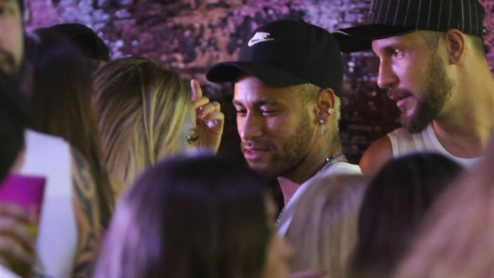 Neymar dá festa após dizer que perda da Copa deixou psicológico destruído