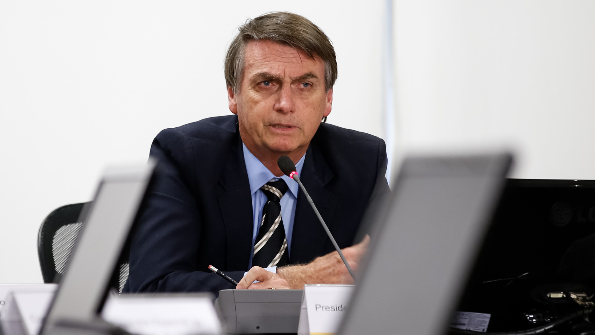 Bolsonaro diz que '50% dos prefeitos já querem abertura' do comércio