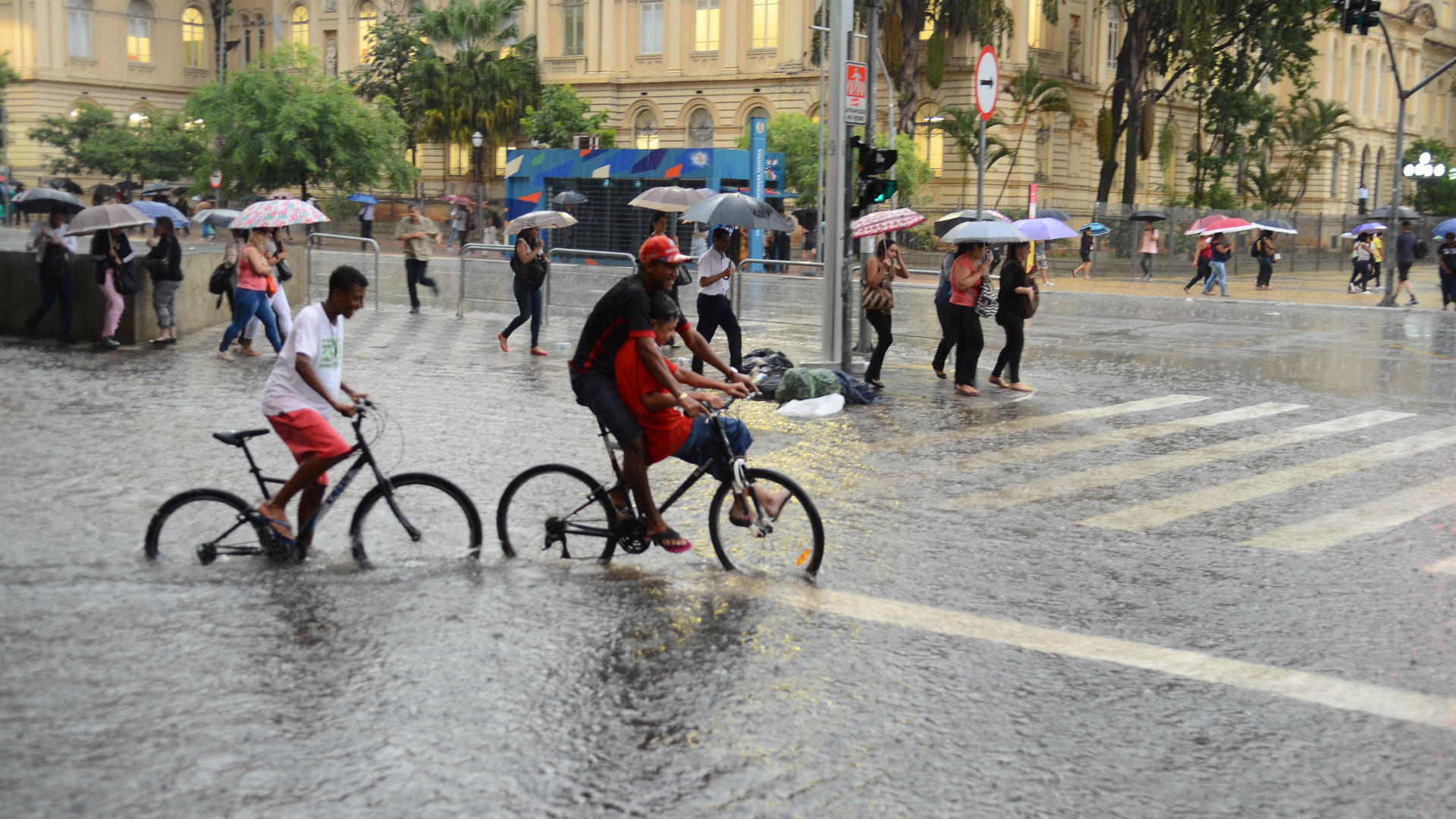 Rio entra em estágio de atenção por causa de chuva forte