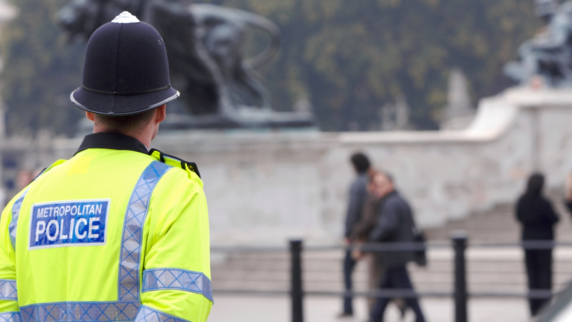 Homem é detido após bater o carro contra portões do Palácio de Buckingham
