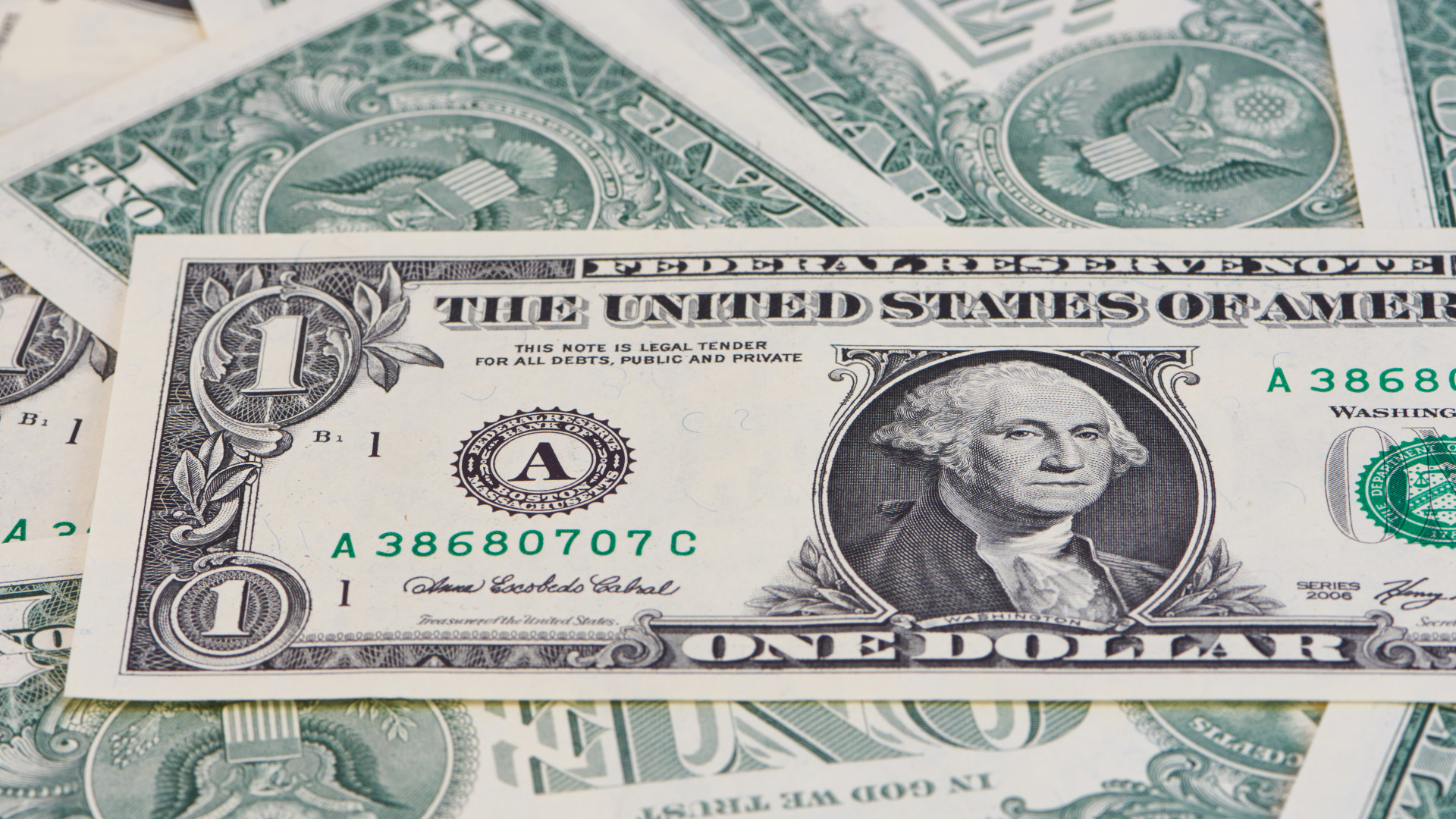 Dólar opera em alta e atinge mais de R$ 4, maior valor desde outubro