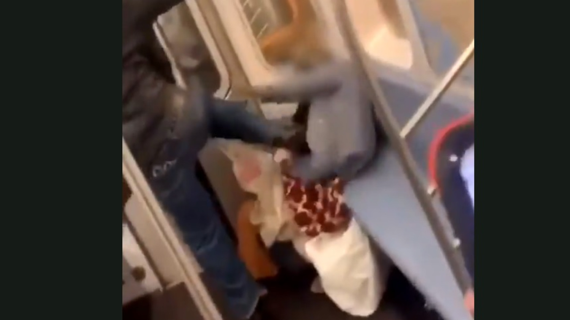Idosa é agredida no metrô e passageiros não intervêm; vídeo