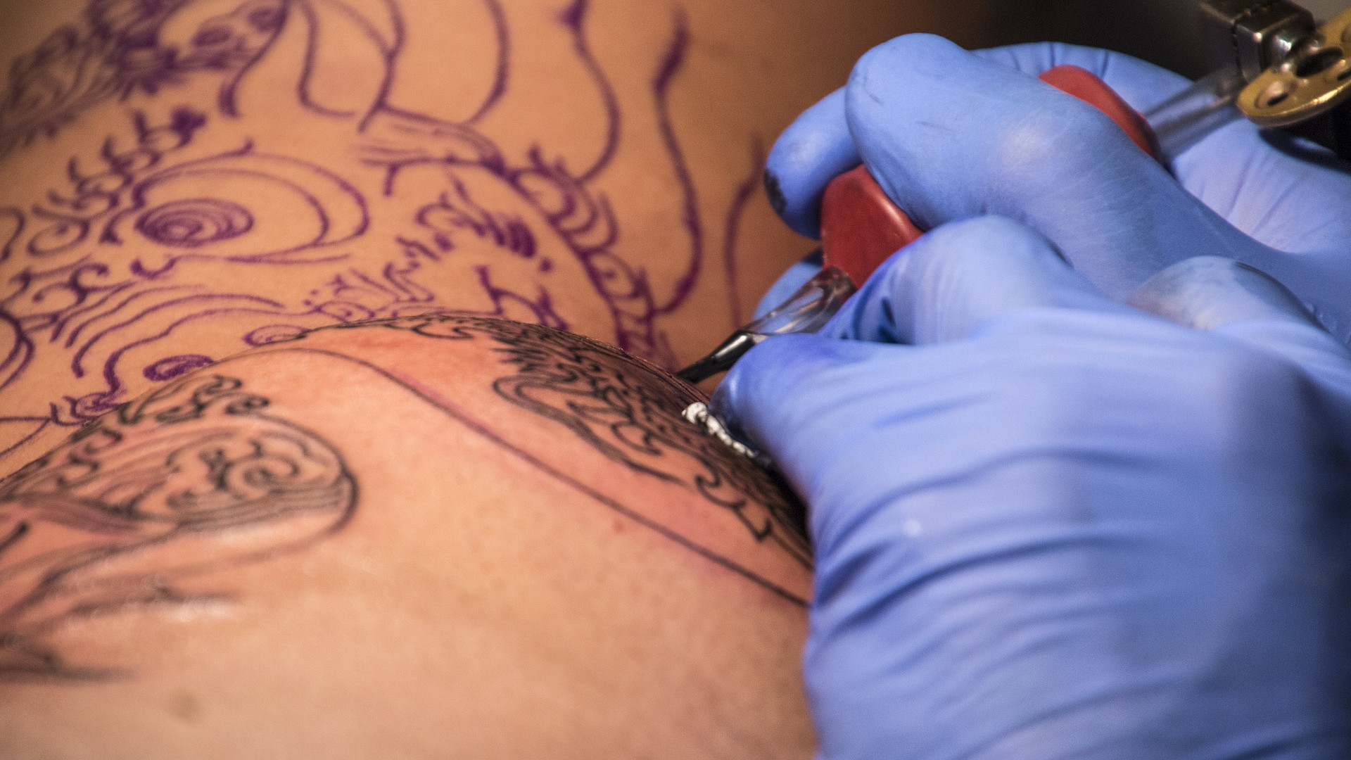 Mulher sobre tatuador preso por assédio: 'Pediu para tirar a calcinha'