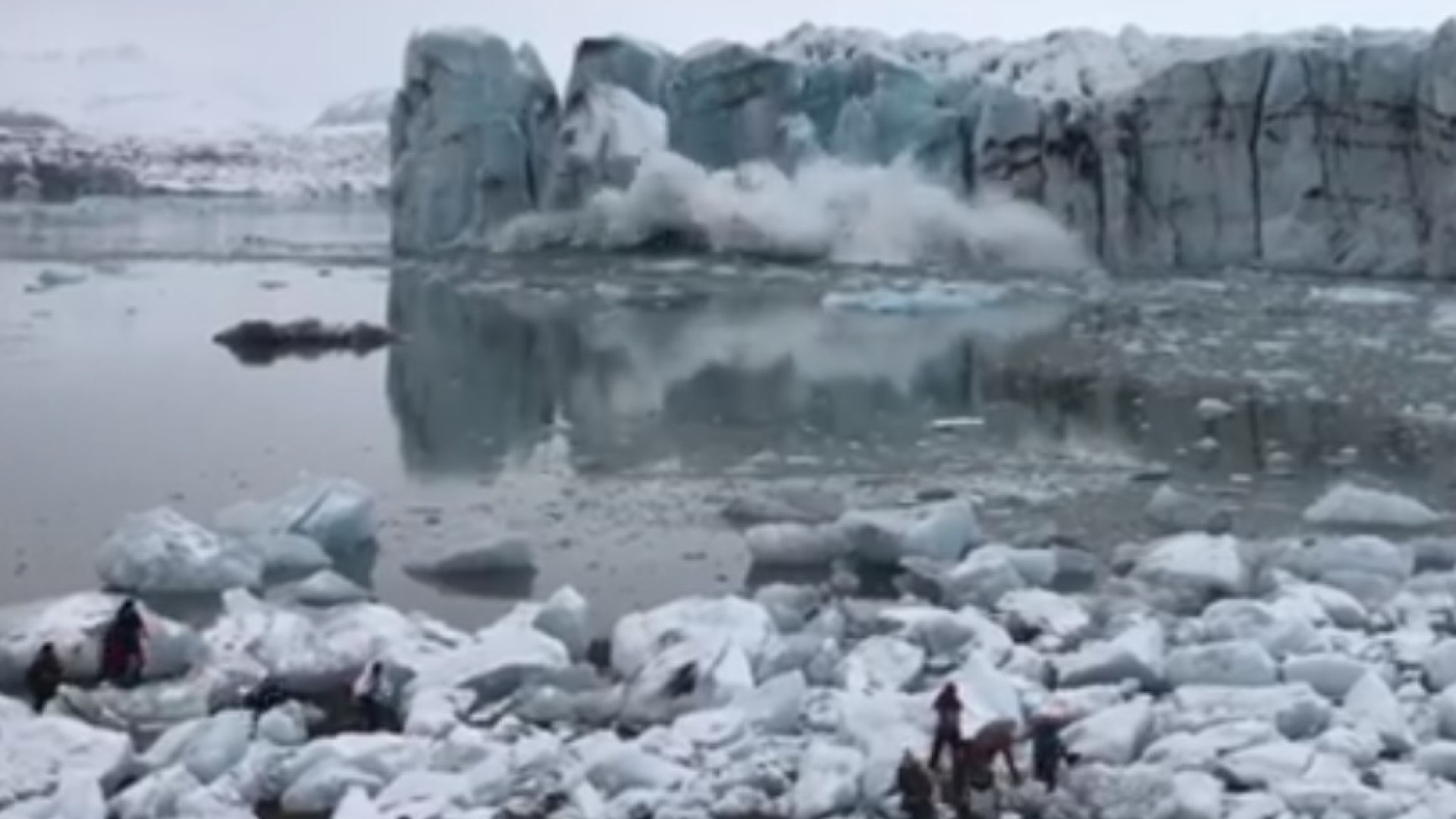 Onda gerada por geleira que se desfez na Islândia surpreende turistas