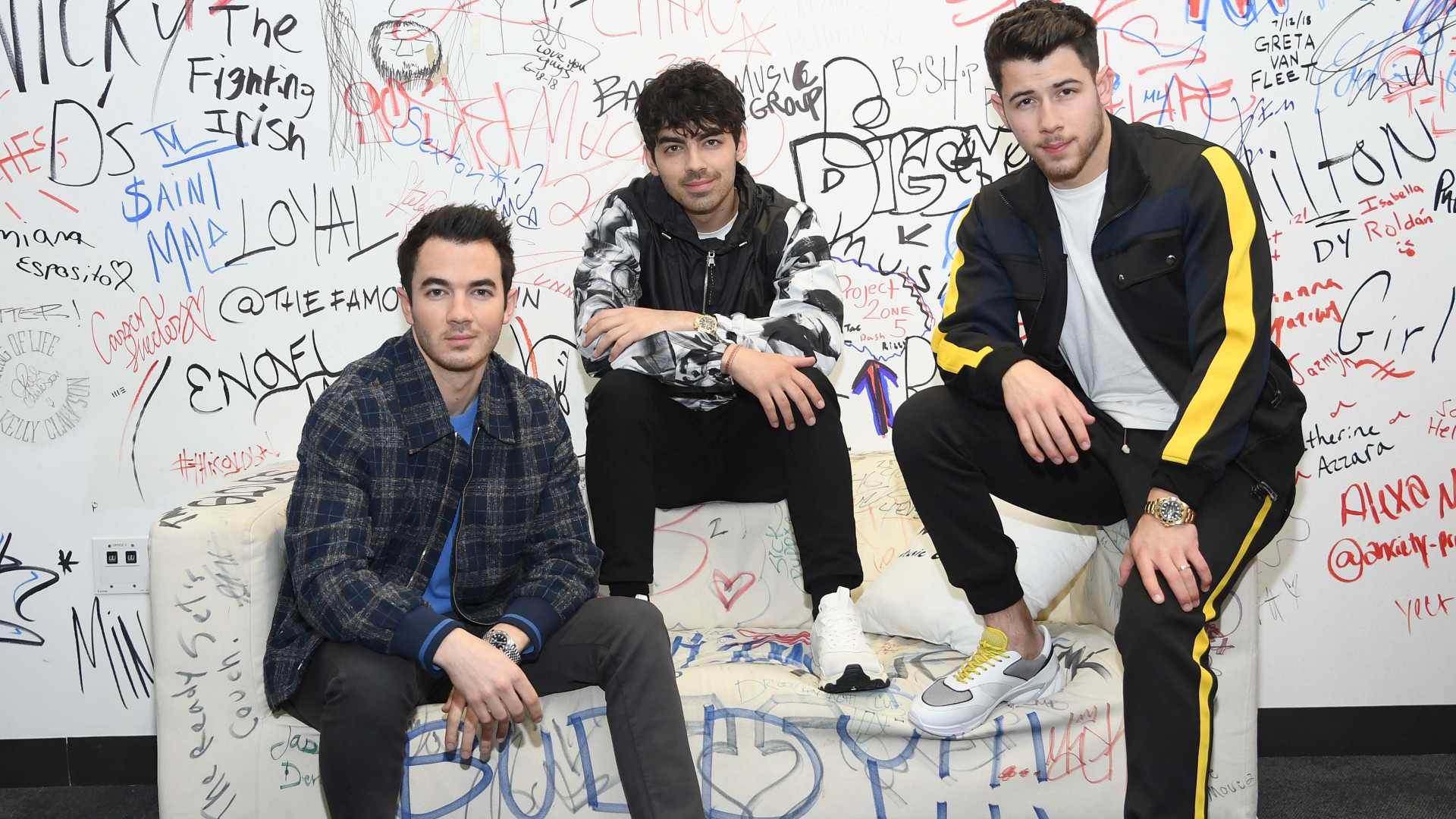 Jonas Brothers desembarcam no Brasil para show único em SP