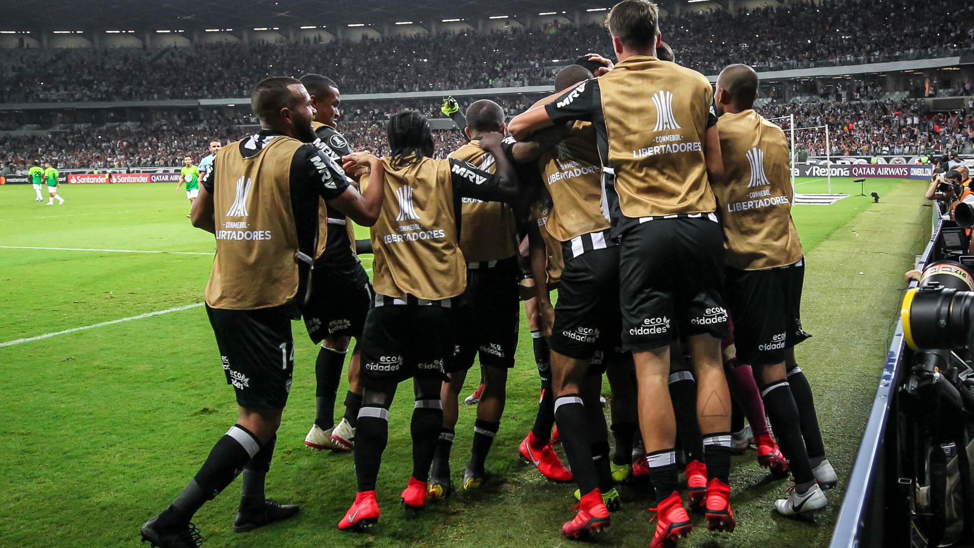 Atlético-MG vence Zamora de virada e segue vivo na Libertadores