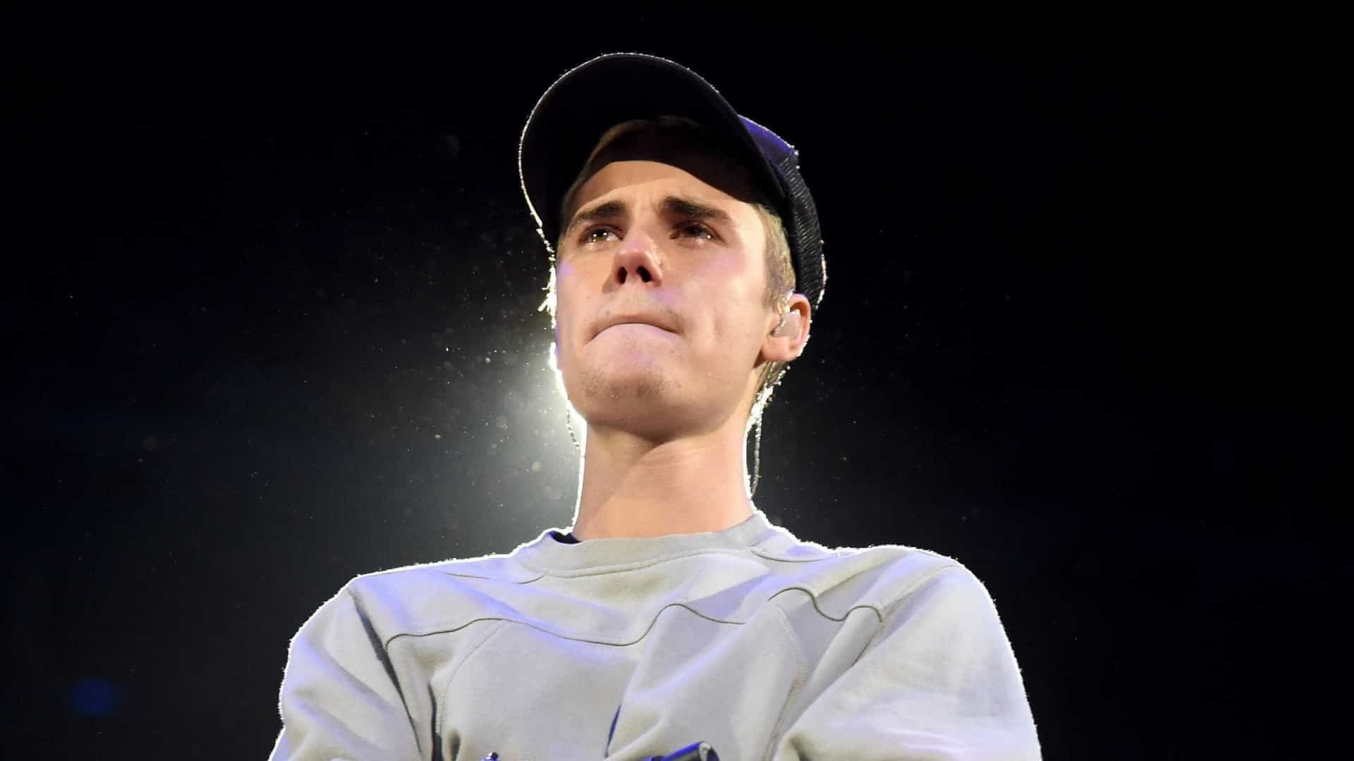 Bieber é visto em igreja e diz estar passando por 'tempos difíceis'