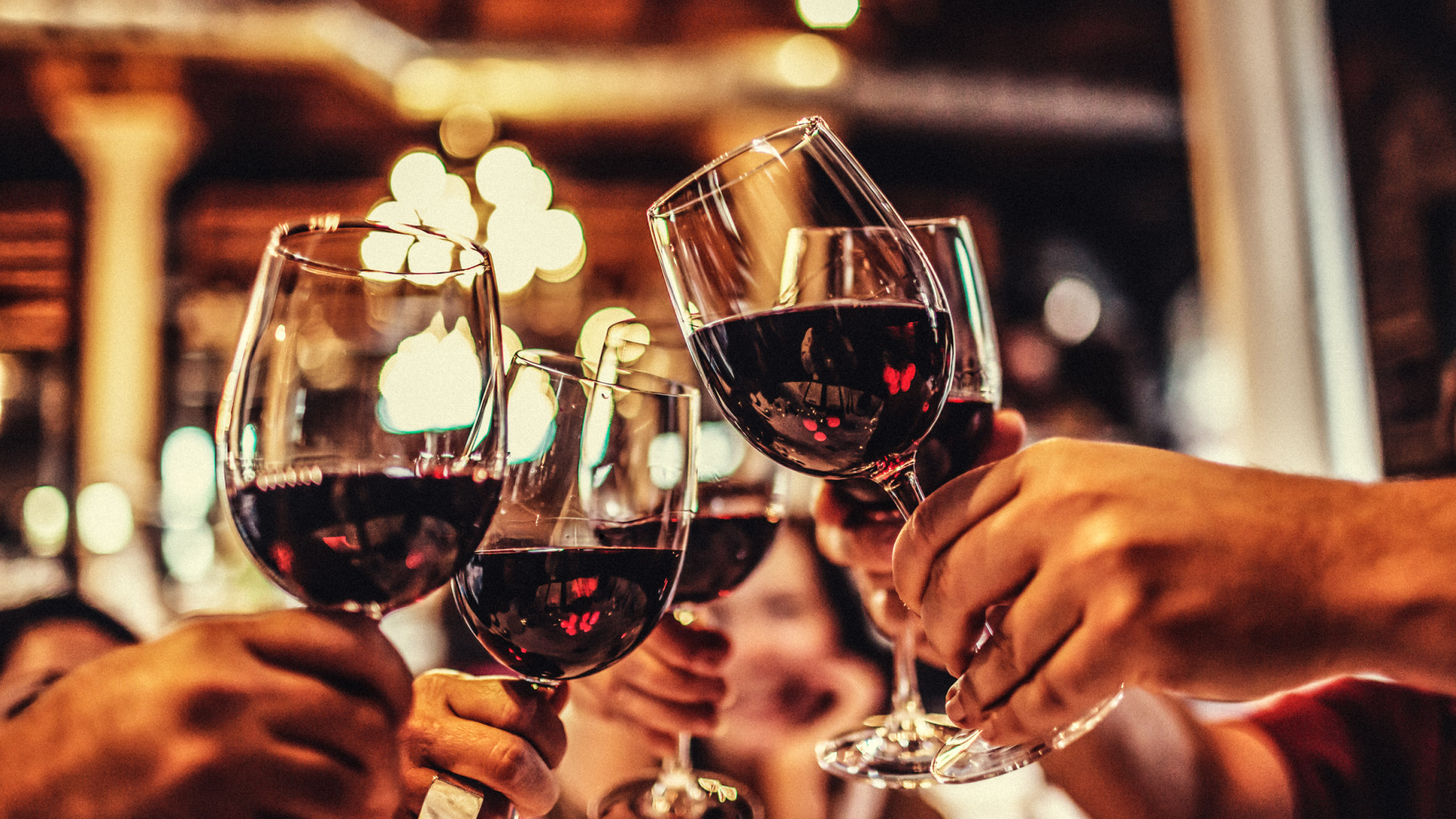 O que acontece com o corpo se beber uma taça de vinho todas as noites?
