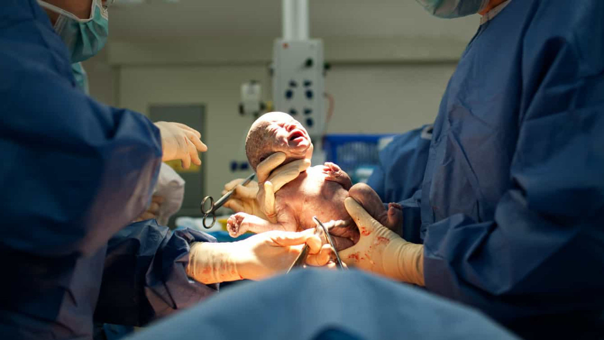 Mulher com morte cerebral há mais de dois meses dá à luz bebê saudável