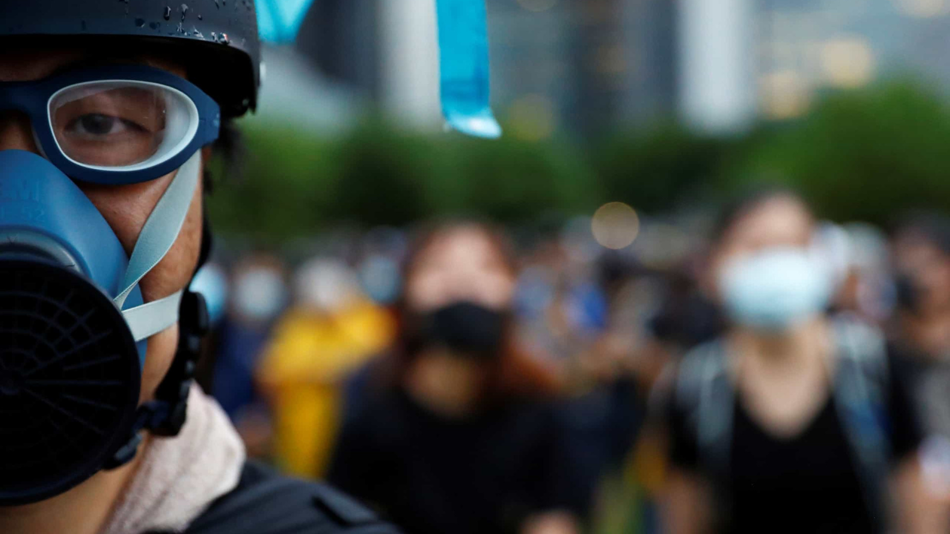 Polícia invade universidade com ativistas em Hong Kong