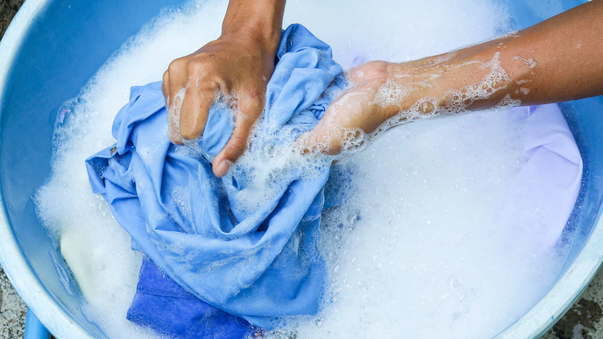 Sabão utilizado para lavar roupas pode afetar a saúde de sua pele