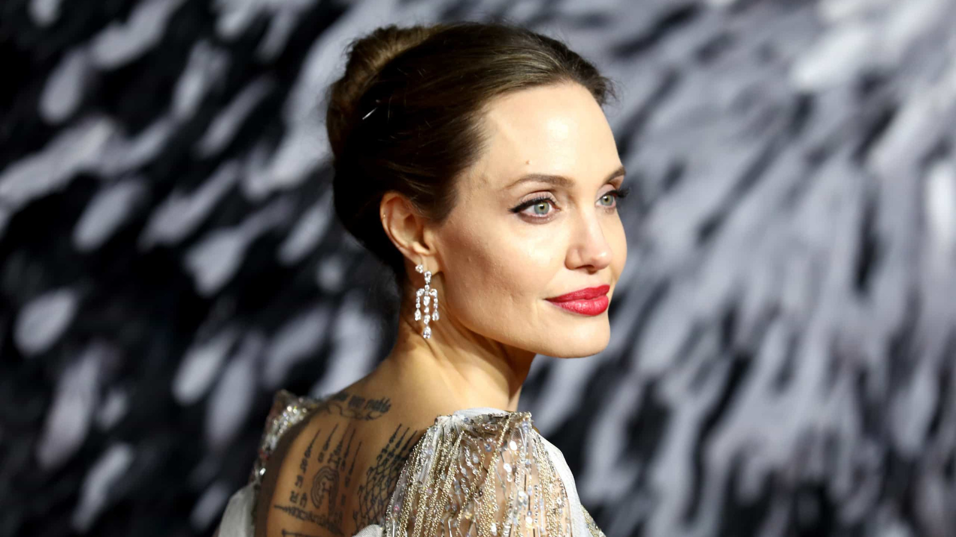 'Raramente acordo me achando boa o suficiente', afirma Angelina Jolie 