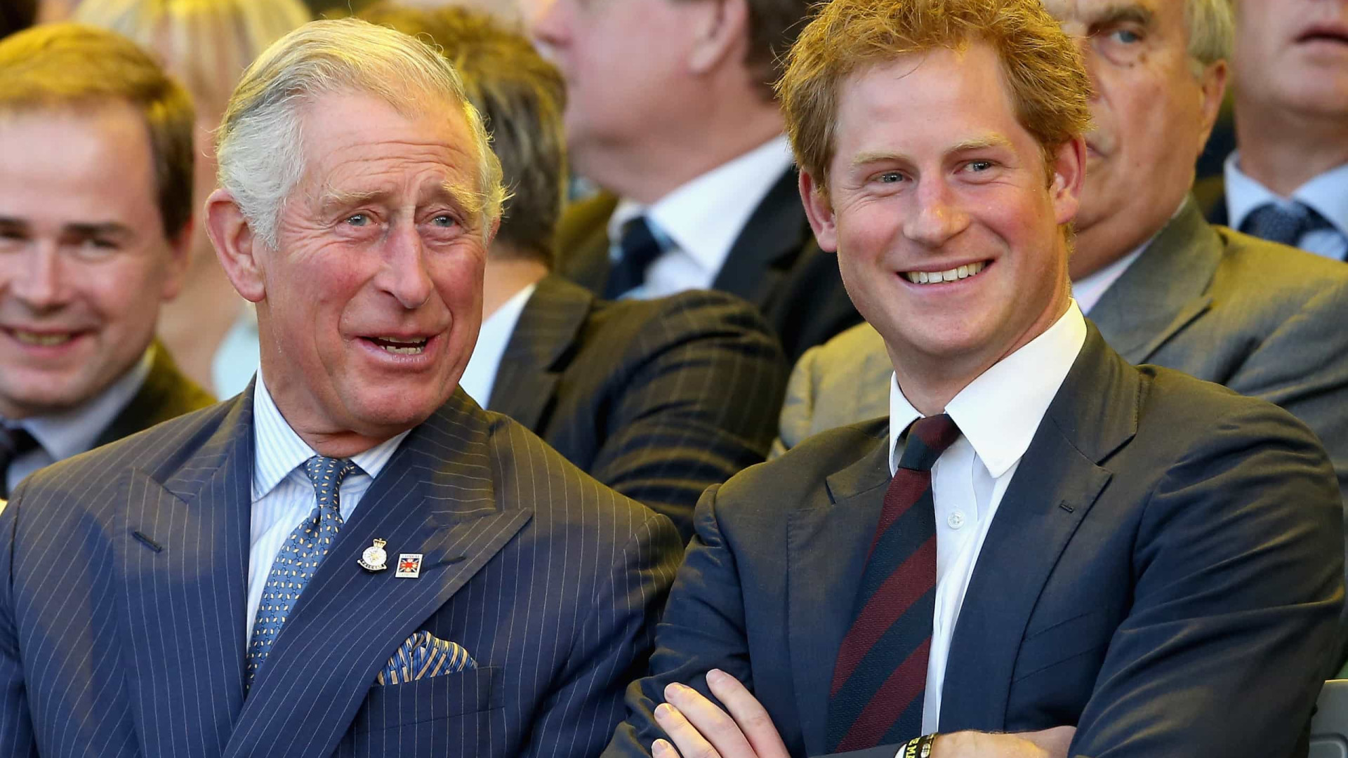 Rei Charles III vê volta do filho Harry à realeza com bons olhos