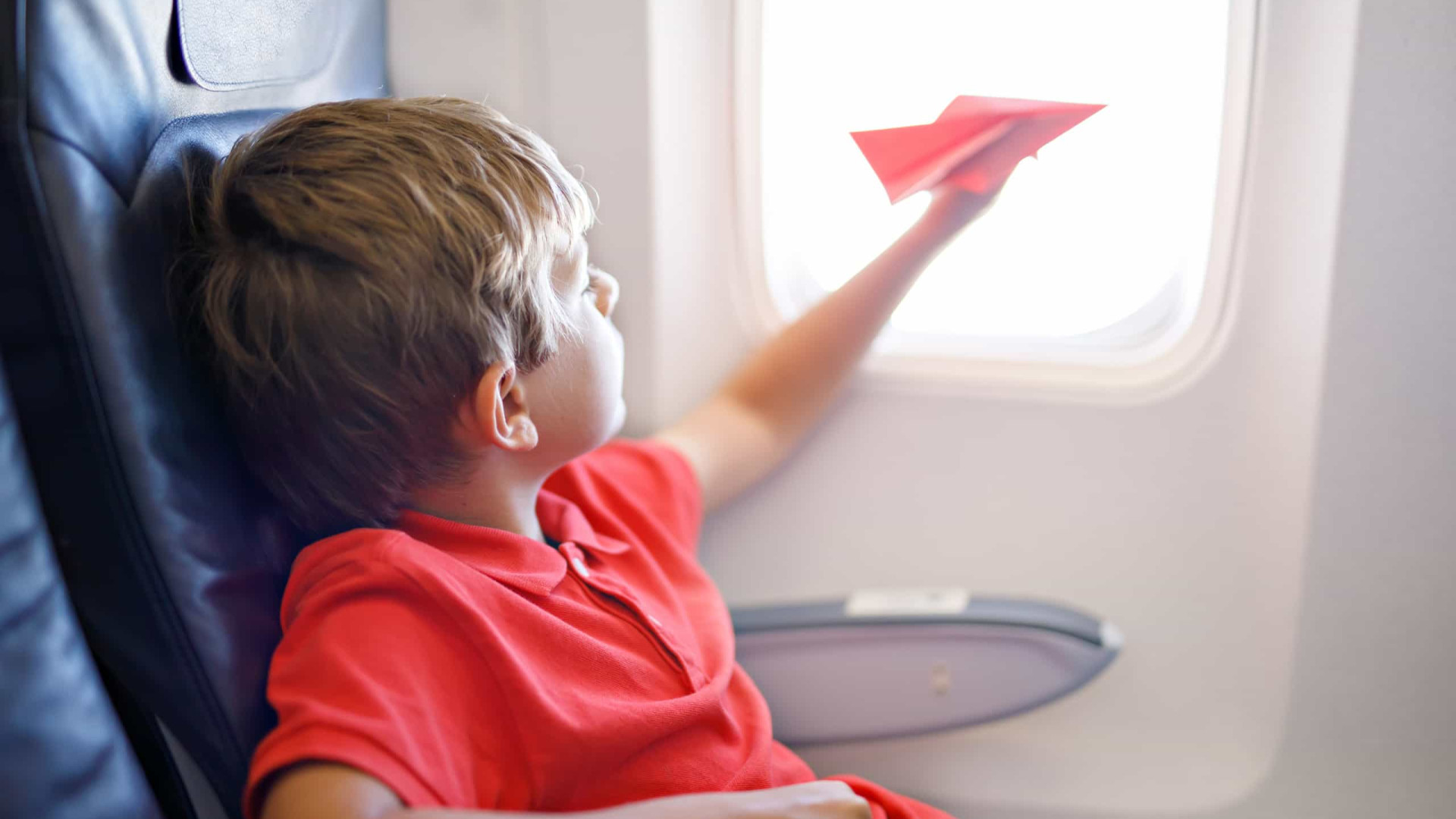 Pai deixa filho gritar em voo por 90 minutos para irritar passageiro 