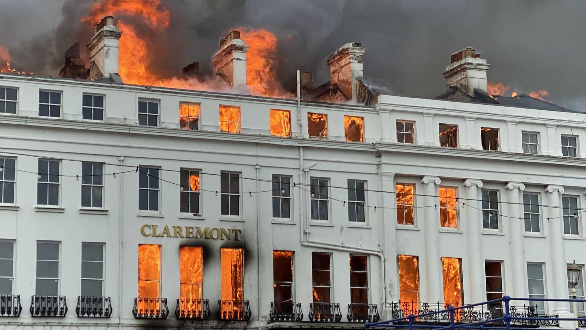 Hotel histórico destruído por incêndio no Reino Unido