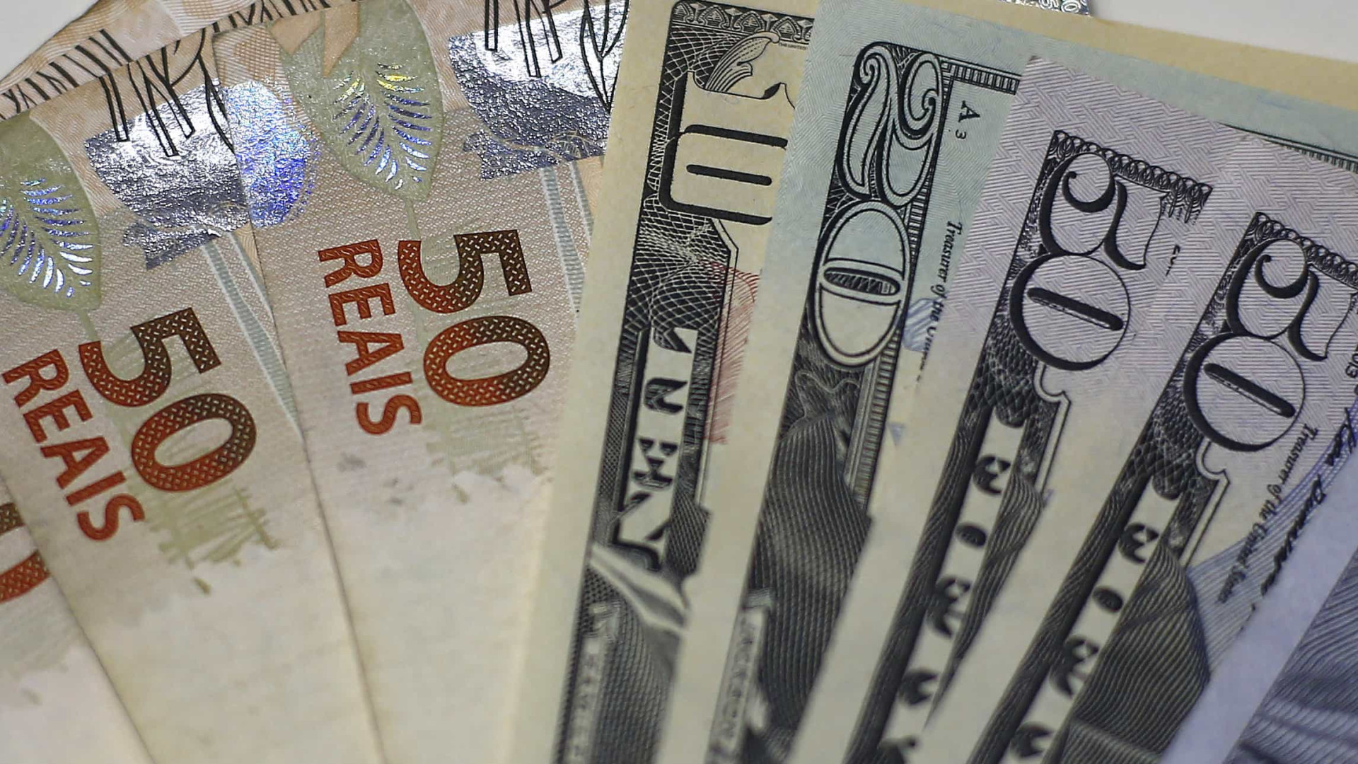 Dólar mergulha abaixo dos R$ 4,80 no sétimo dia de queda