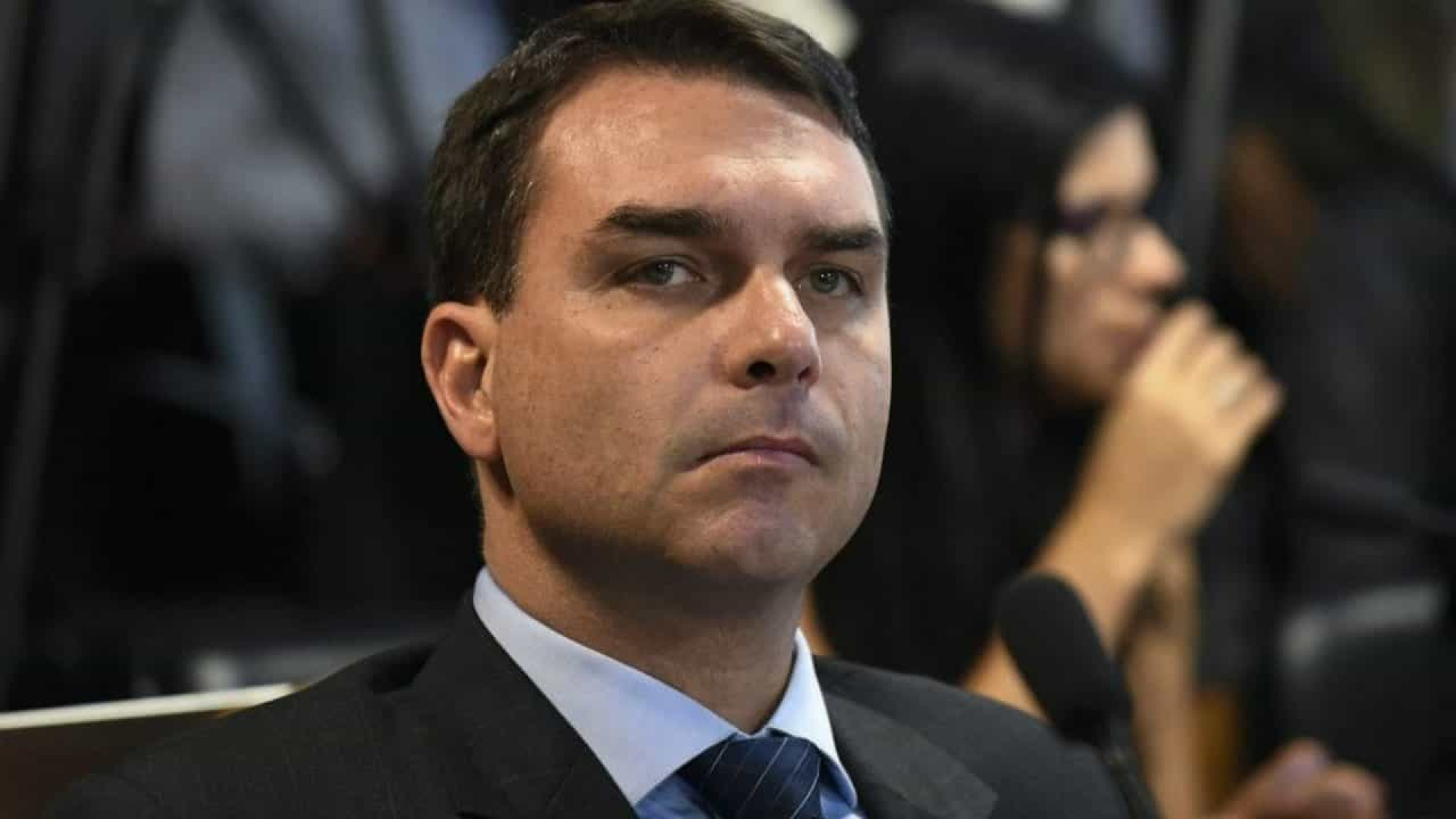 Ex-assessora de Flávio Bolsonaro admite rachadinha e entrega de dinheiro