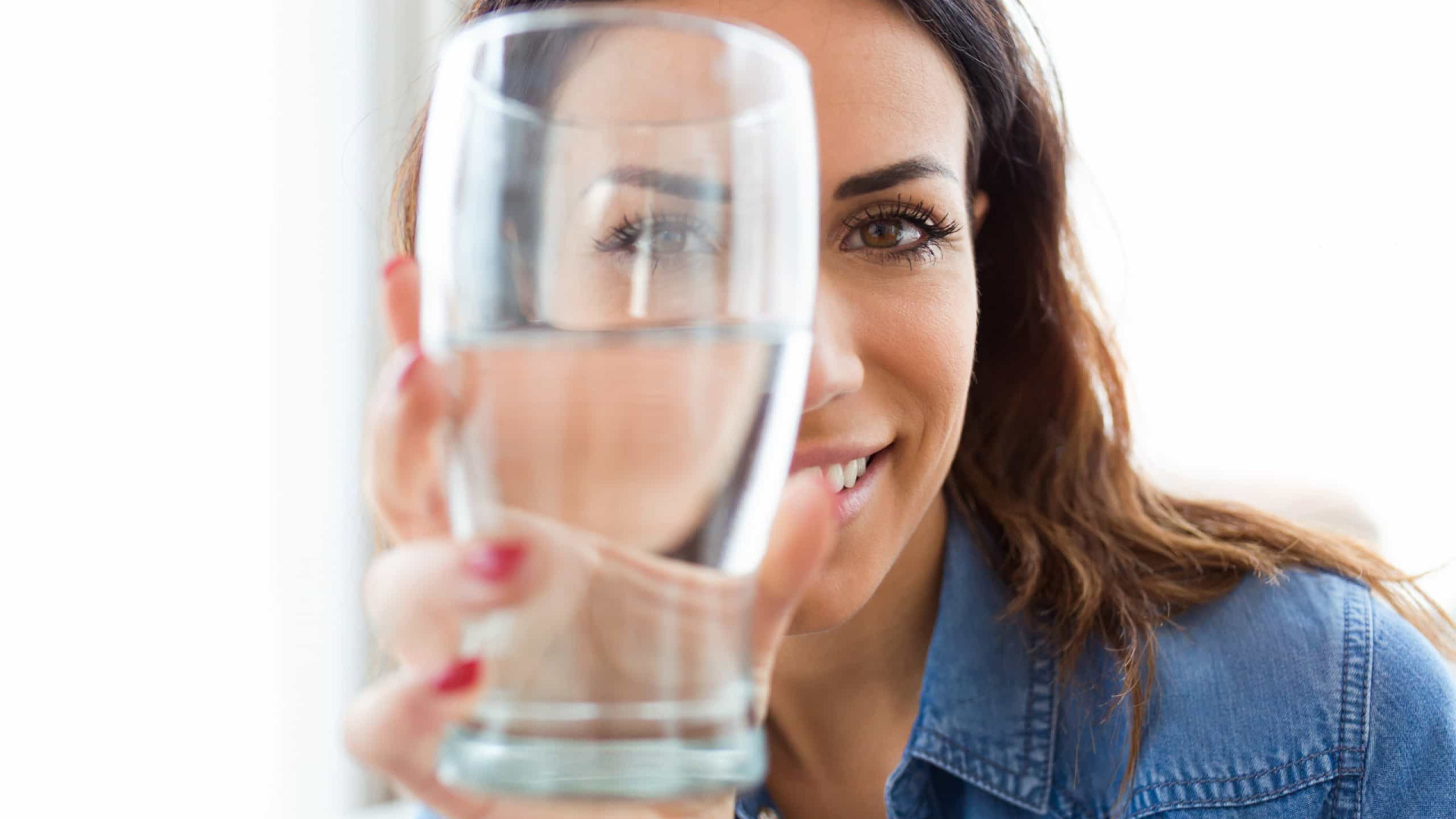 Beber pouca água faz mal à saúde, mas muita também. Quando é demais?