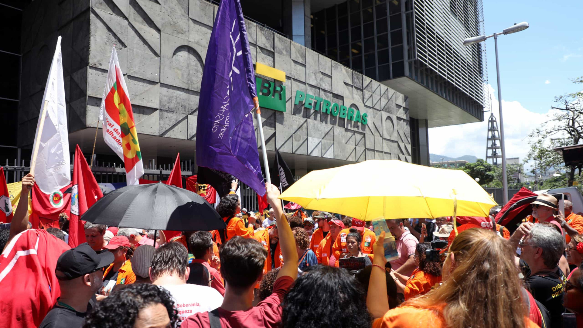 Grevistas pressionam Petrobras por fábrica no PR