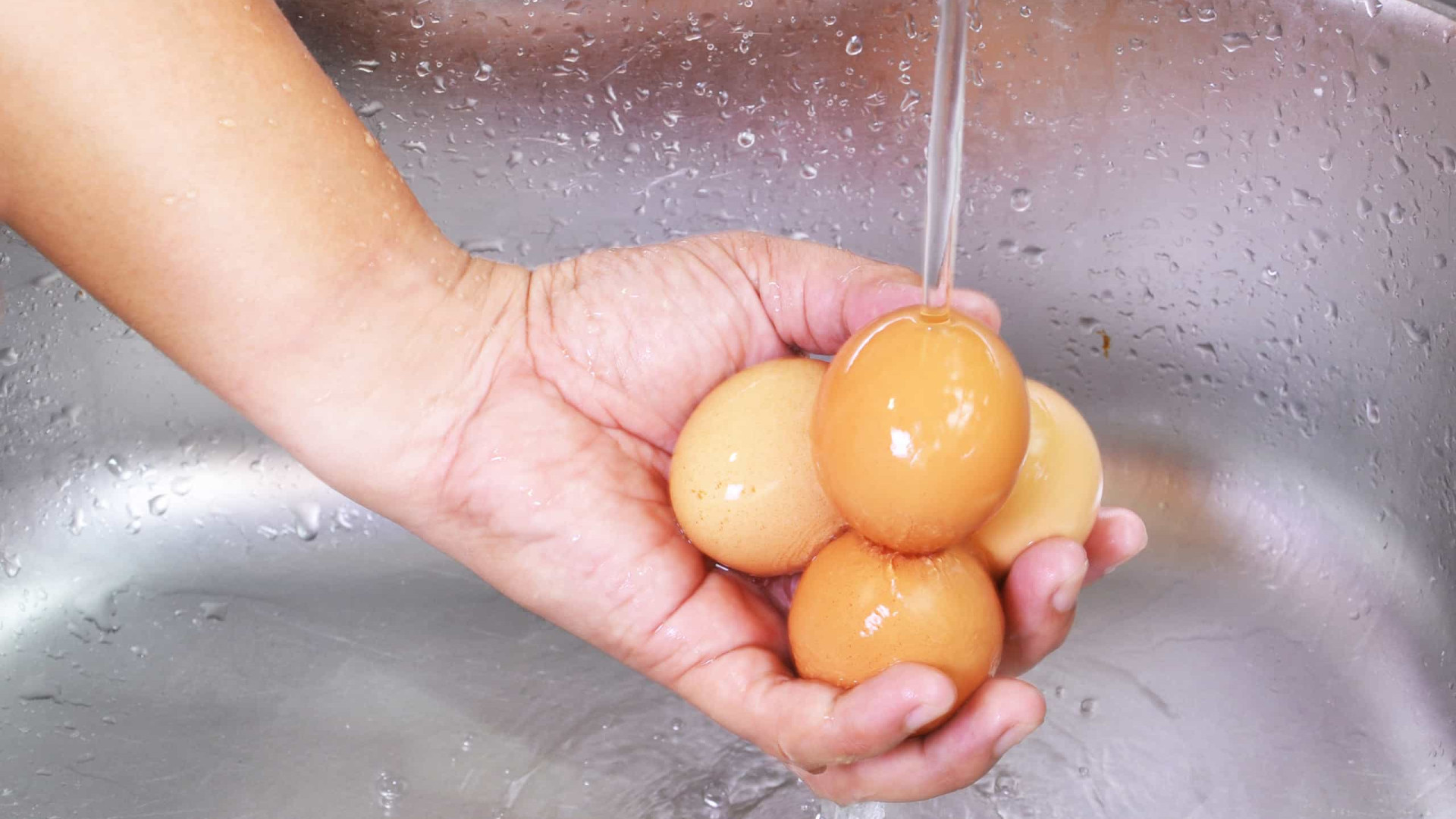 Por que nunca deve lavar ovos frescos antes de cozinhá-los