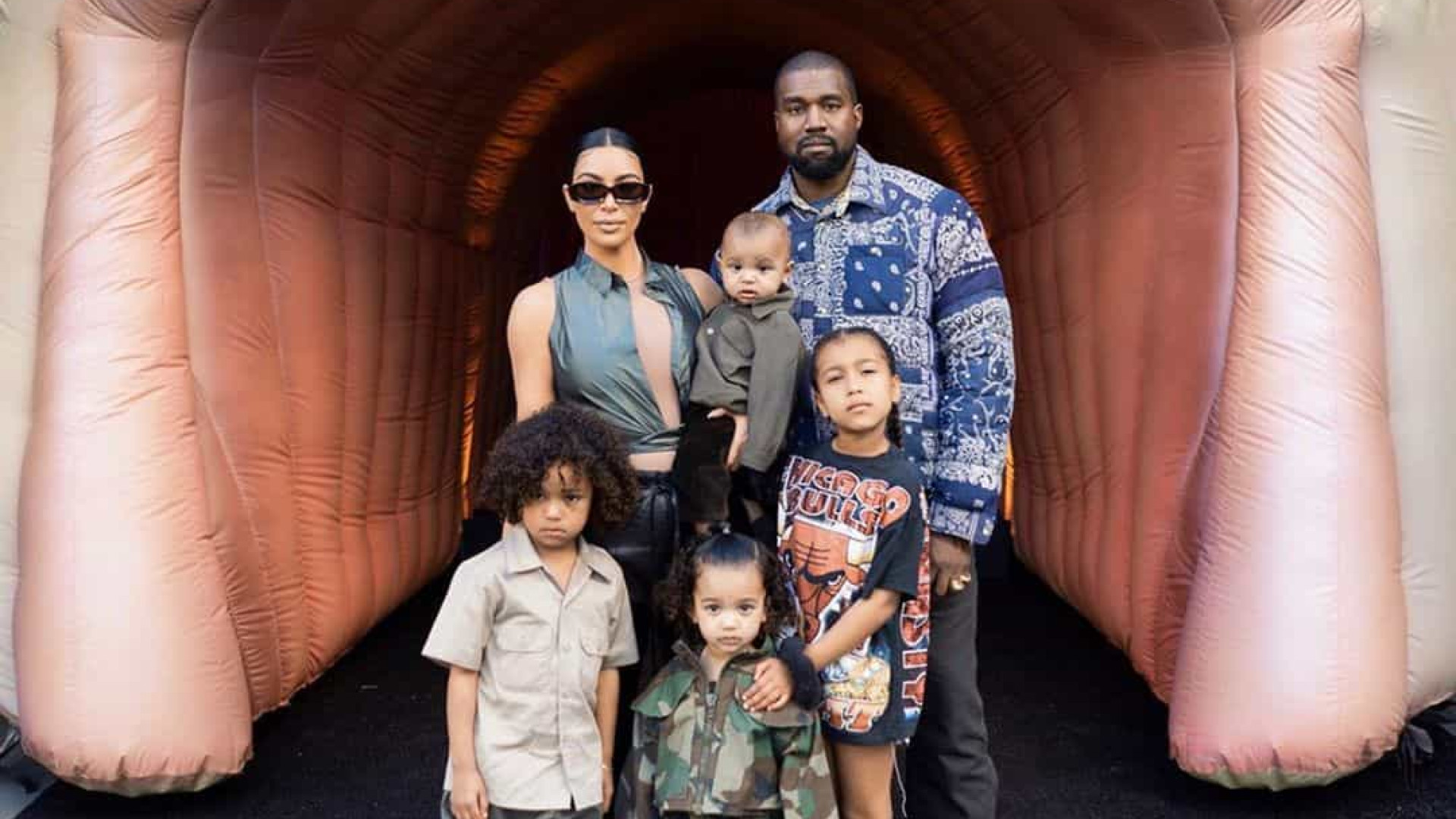 Kim Kardashian faz 'pausa' dos filhos. Kanye West os levou para longe