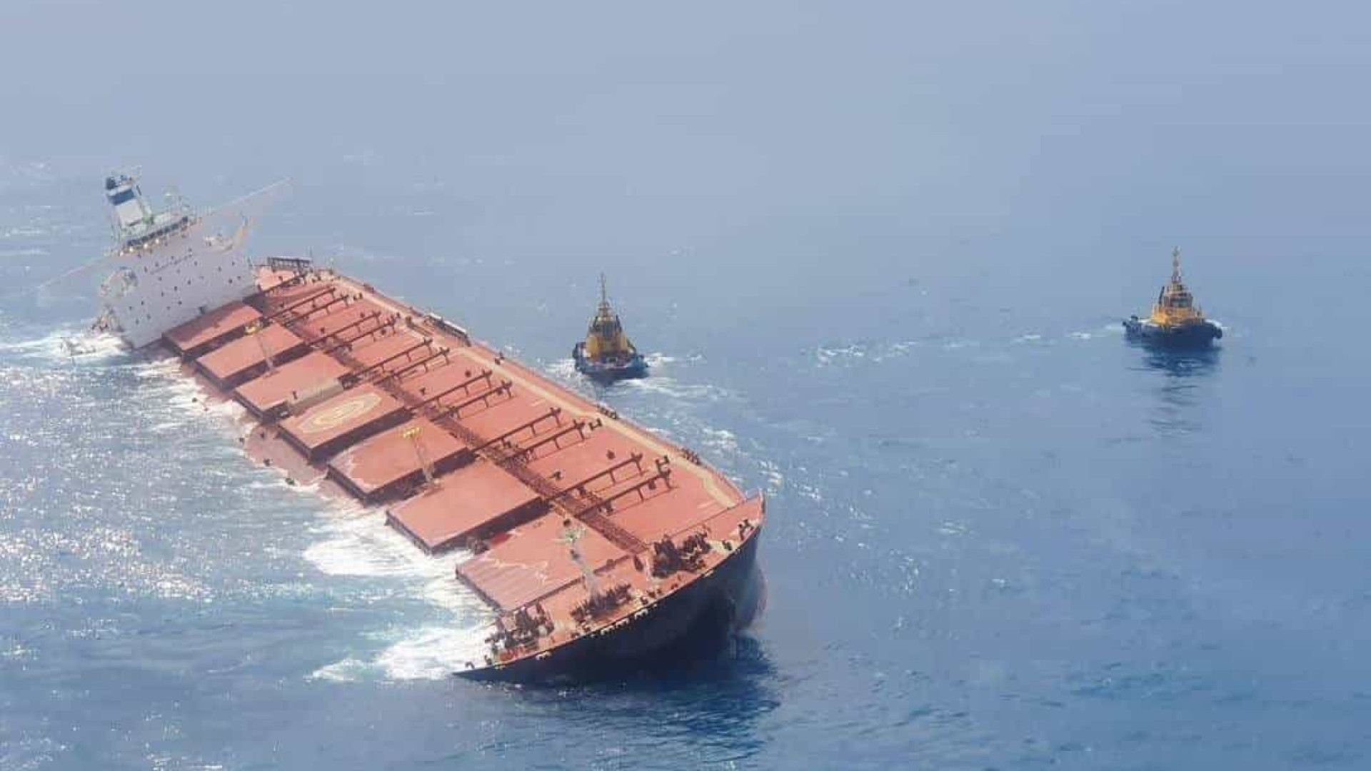 Marinha afunda navio encalhado na costa do Maranhão