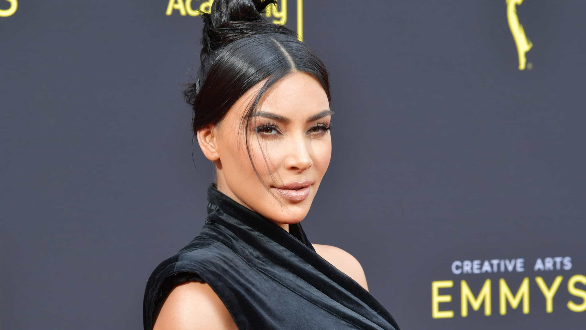 Após críticas, Kim Kardashian prova que comeu comida em anúncio 