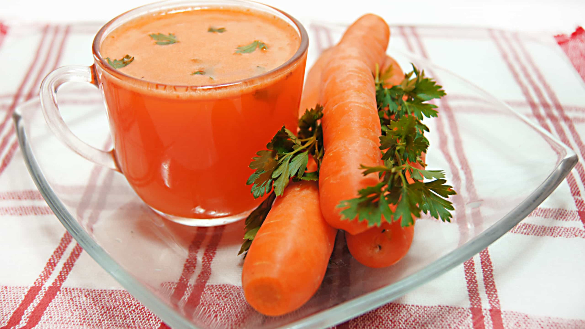 Controle o apetite e ansiedade com suco de cenoura e salsa